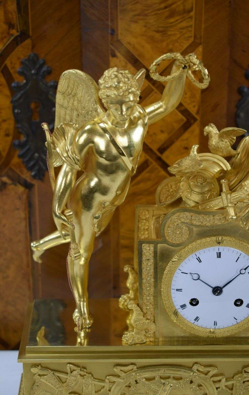 RESERVIERT !Sehr feine feuervergoldete Empire Bronze Pendule Kaminuhr Amor Paris um 1810 – Detail