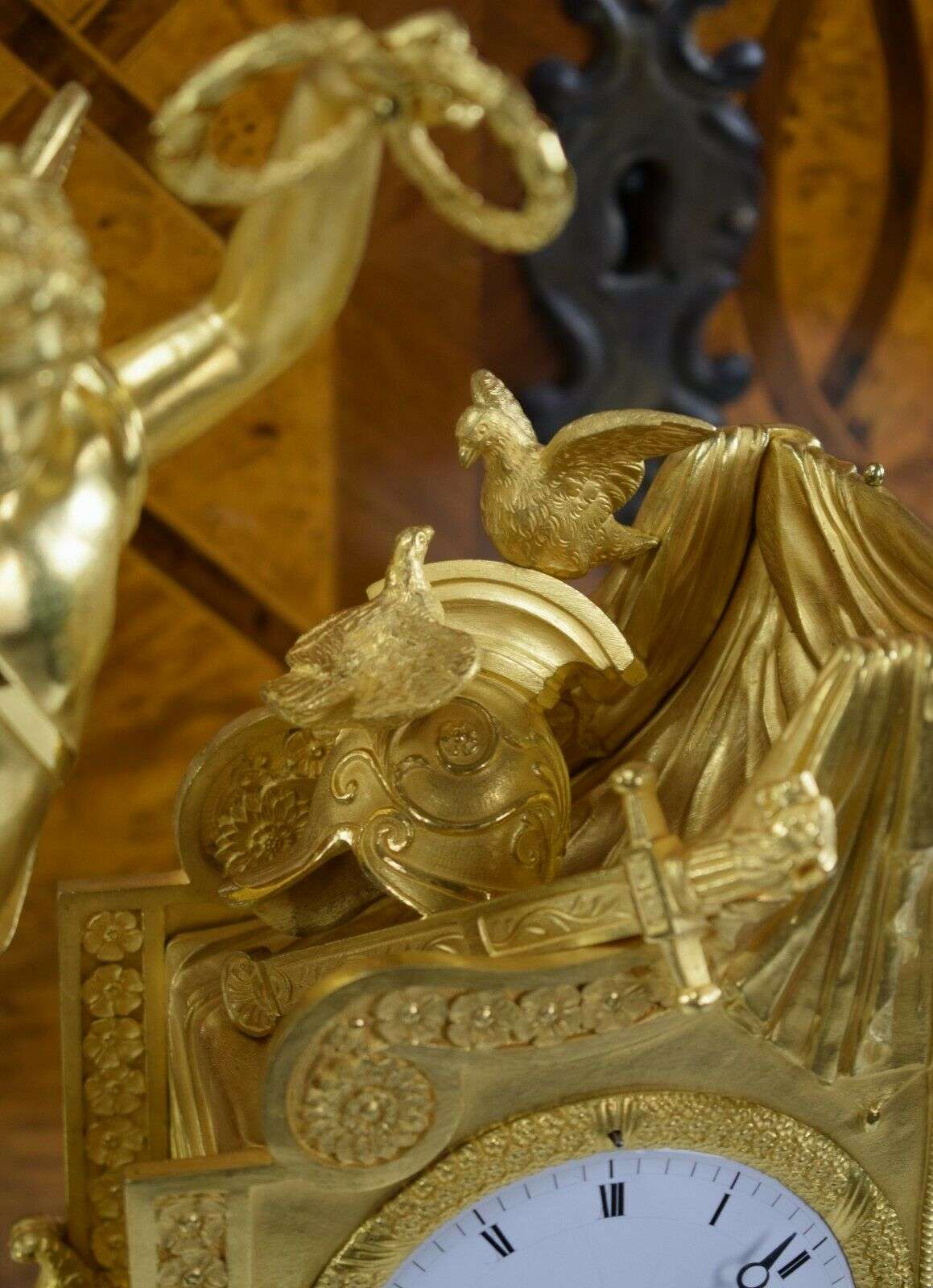 RESERVIERT !Sehr feine feuervergoldete Empire Bronze Pendule Kaminuhr Amor Paris um 1810 – Detail