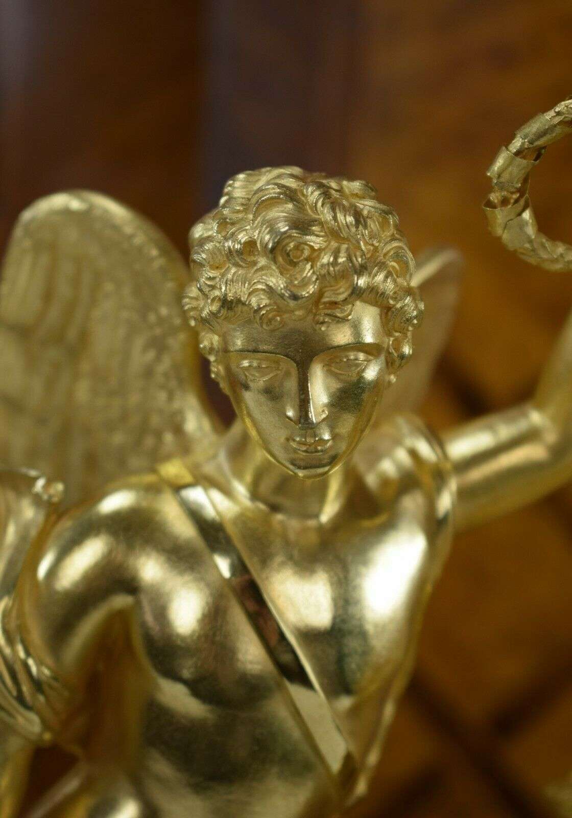 RESERVIERT !Sehr feine feuervergoldete Empire Bronze Pendule Kaminuhr Amor Paris um 1810 – Detail