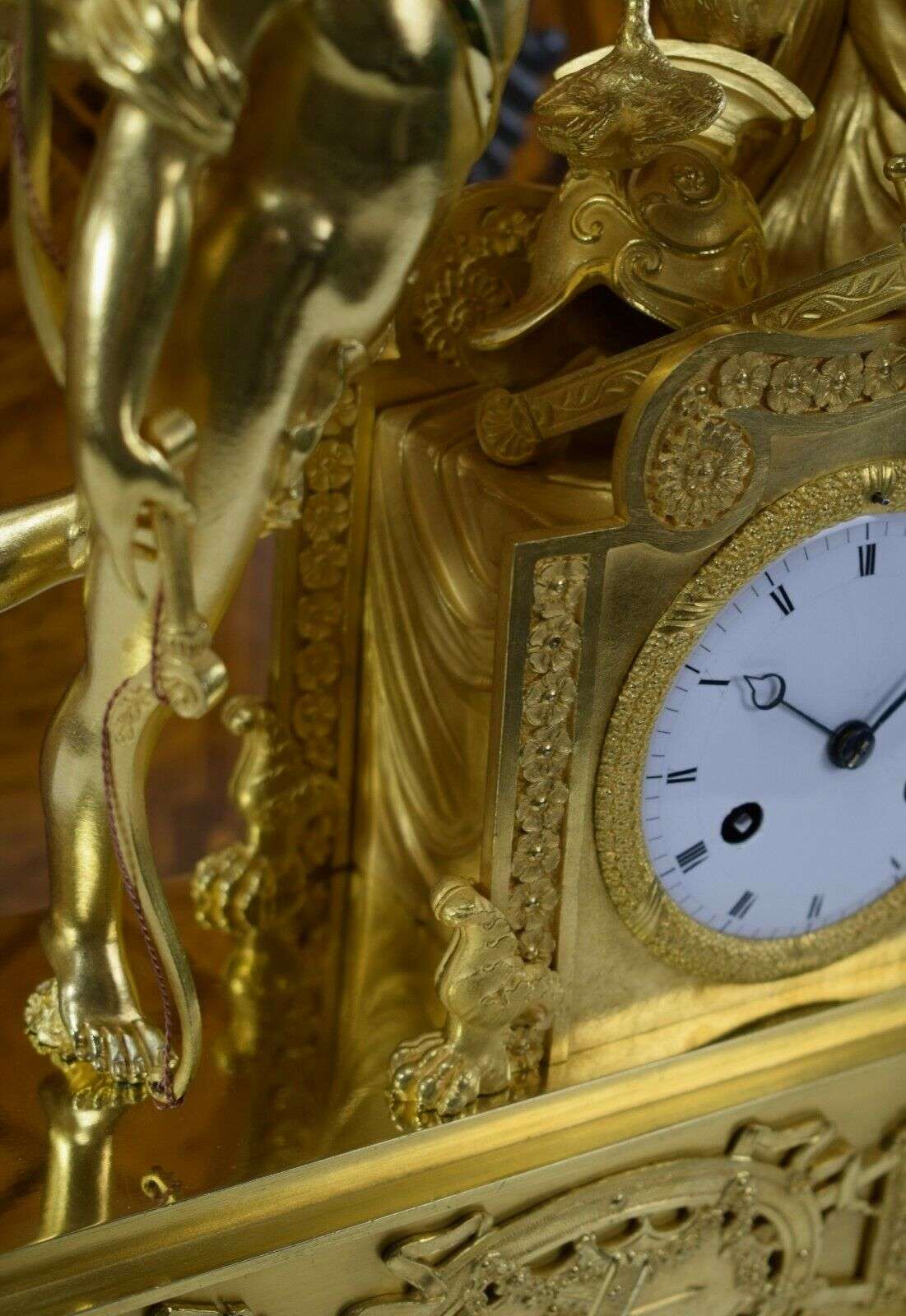 RESERVIERT !Sehr feine feuervergoldete Empire Bronze Pendule Kaminuhr Amor Paris um 1810 – Detail
