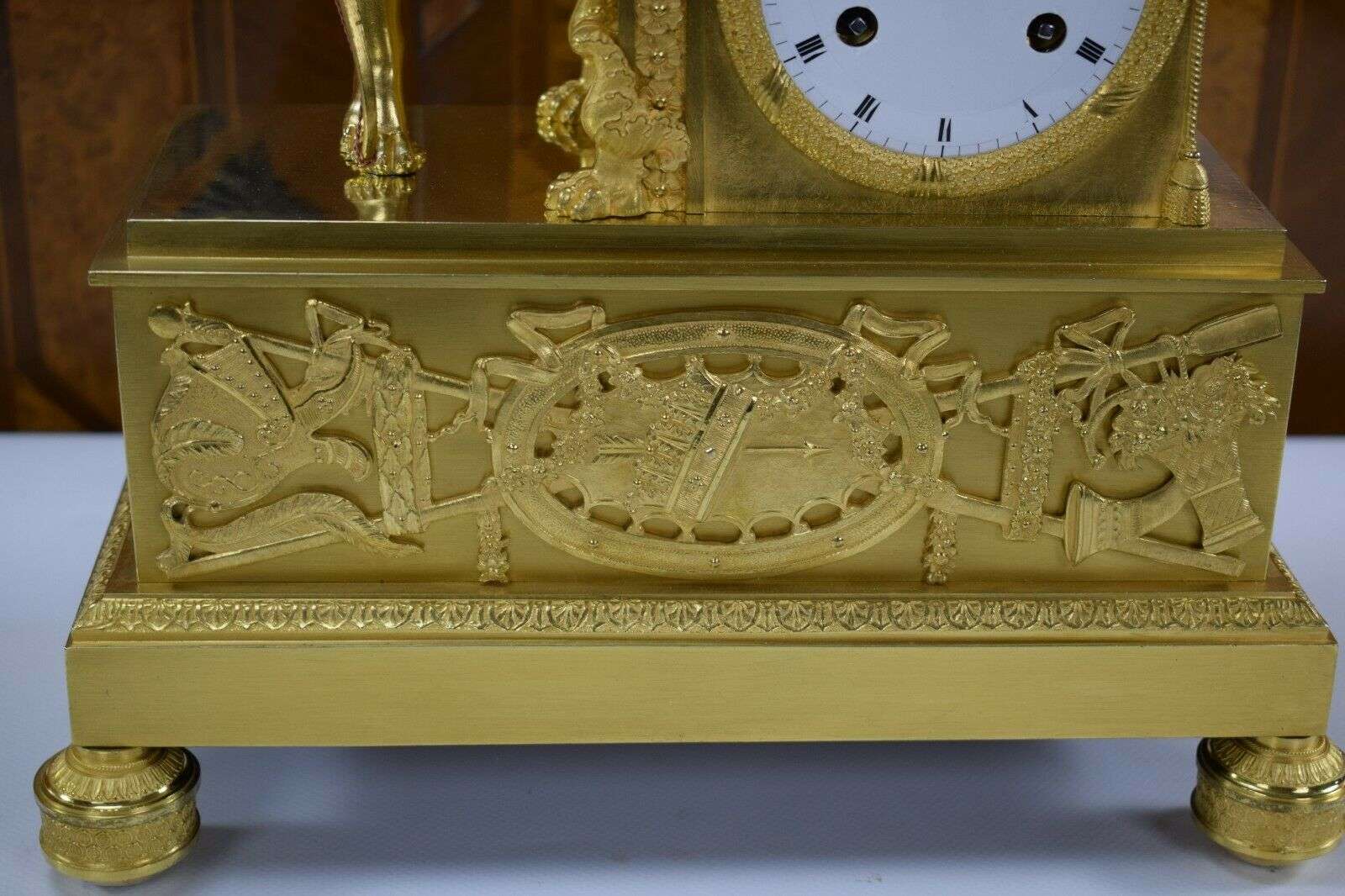 RESERVIERT !Sehr feine feuervergoldete Empire Bronze Pendule Kaminuhr Amor Paris um 1810 – Detail