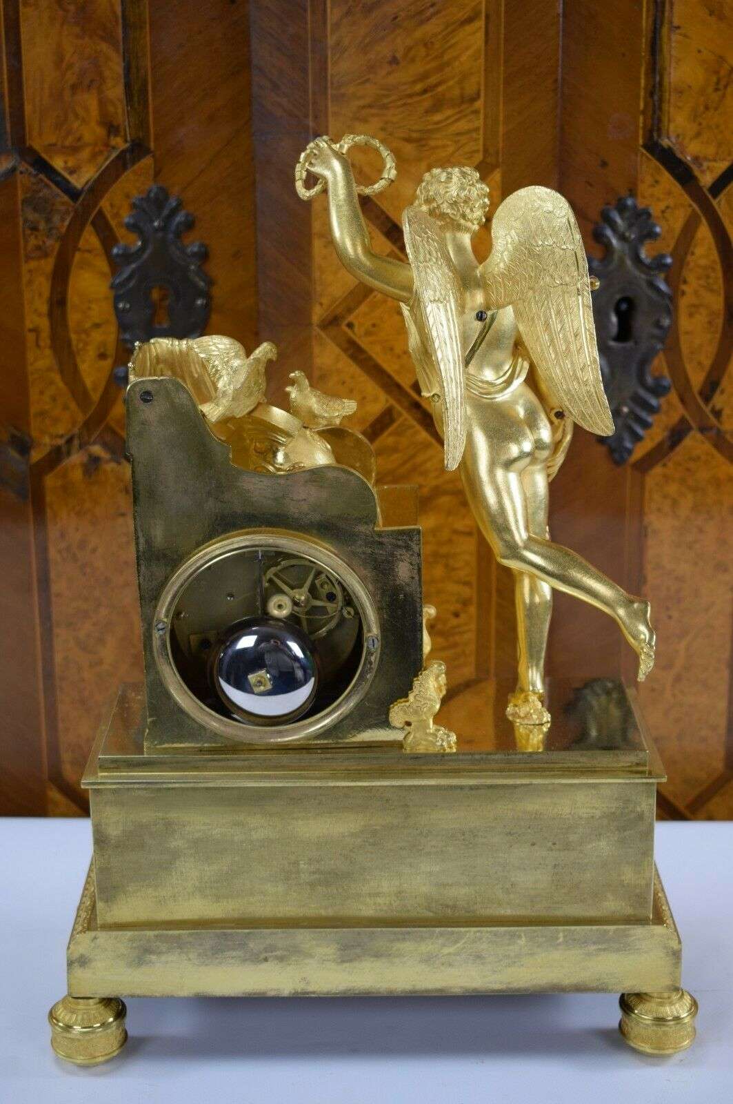 RESERVIERT !Sehr feine feuervergoldete Empire Bronze Pendule Kaminuhr Amor Paris um 1810 – Detail