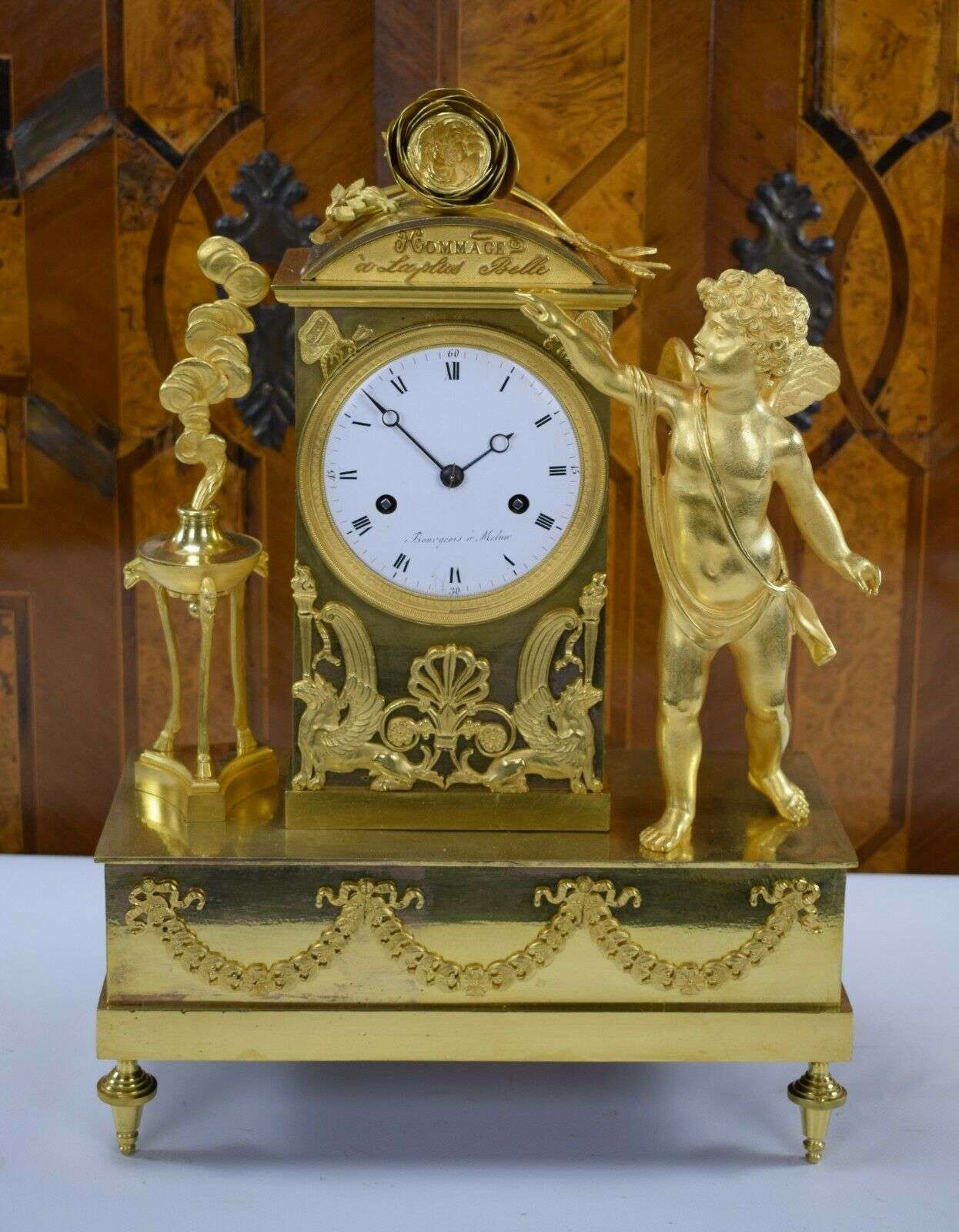 RESERVIERT ! Sehr feine feuervergoldete Empire Bronze Pendule Kaminuhr Amor Paris um 1796 – Vorderansicht
