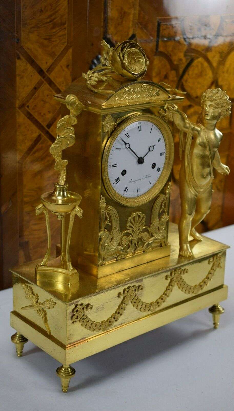 RESERVIERT ! Sehr feine feuervergoldete Empire Bronze Pendule Kaminuhr Amor Paris um 1796 – Detail