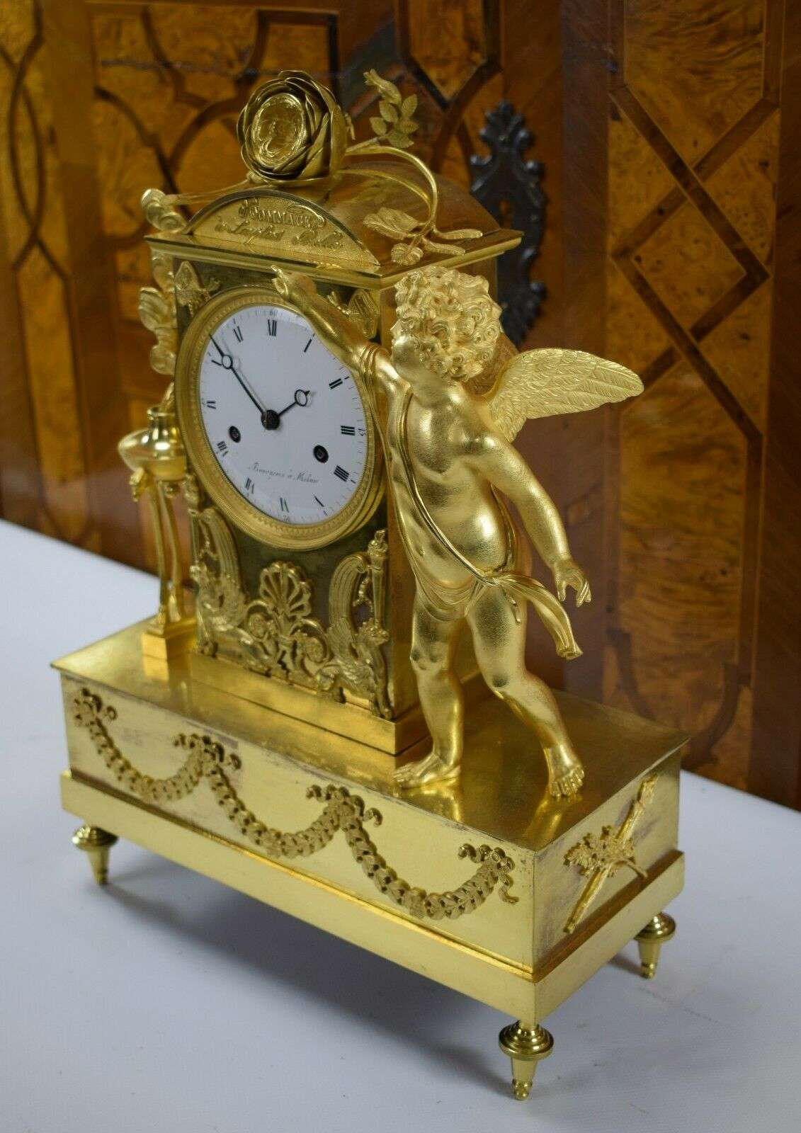 RESERVIERT ! Sehr feine feuervergoldete Empire Bronze Pendule Kaminuhr Amor Paris um 1796 – Detail