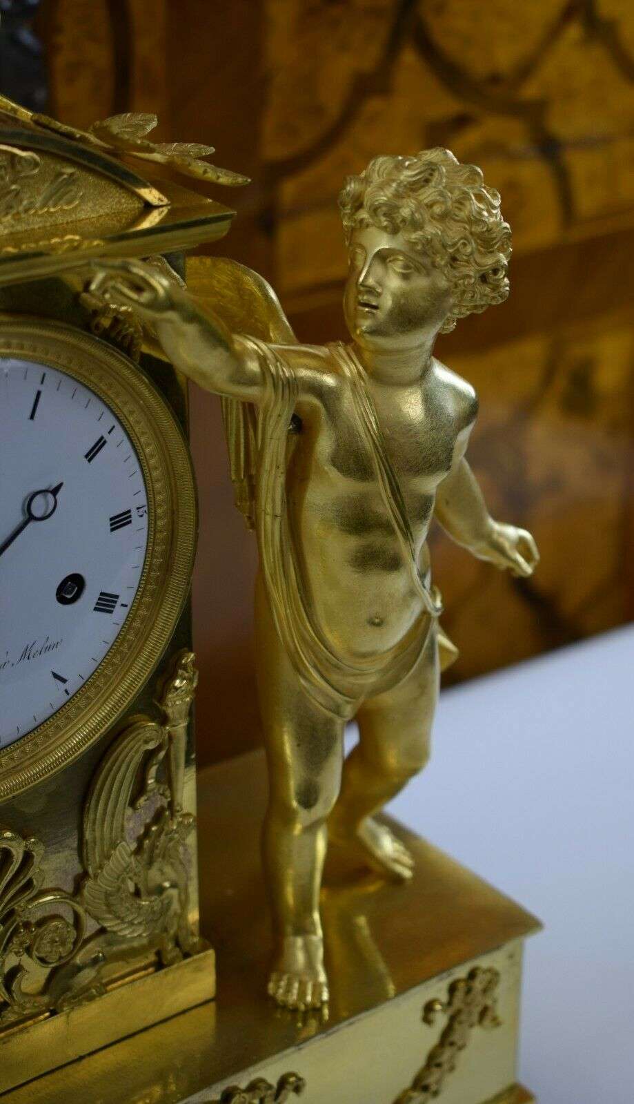 RESERVIERT ! Sehr feine feuervergoldete Empire Bronze Pendule Kaminuhr Amor Paris um 1796 – Detail
