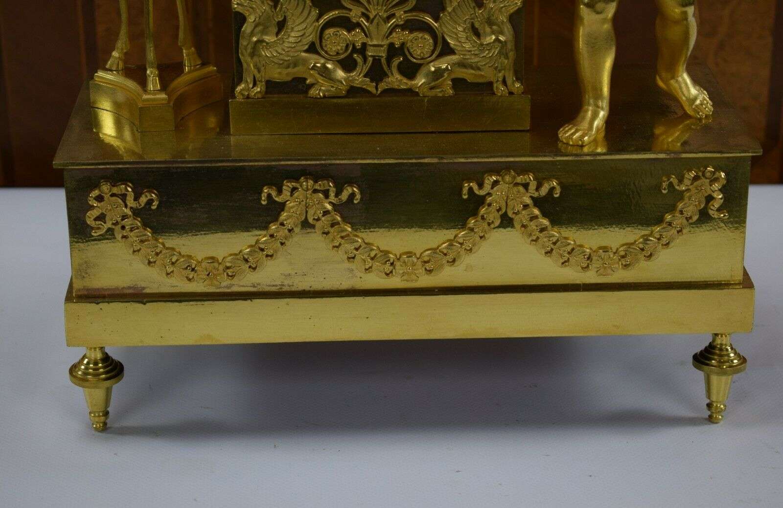 RESERVIERT ! Sehr feine feuervergoldete Empire Bronze Pendule Kaminuhr Amor Paris um 1796 – Detail