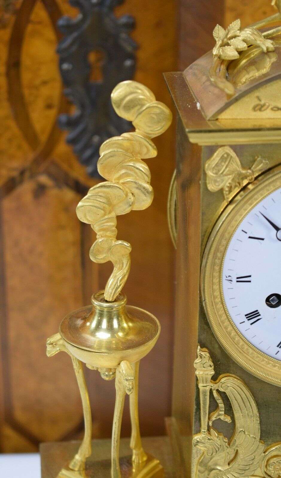 RESERVIERT ! Sehr feine feuervergoldete Empire Bronze Pendule Kaminuhr Amor Paris um 1796 – Detail