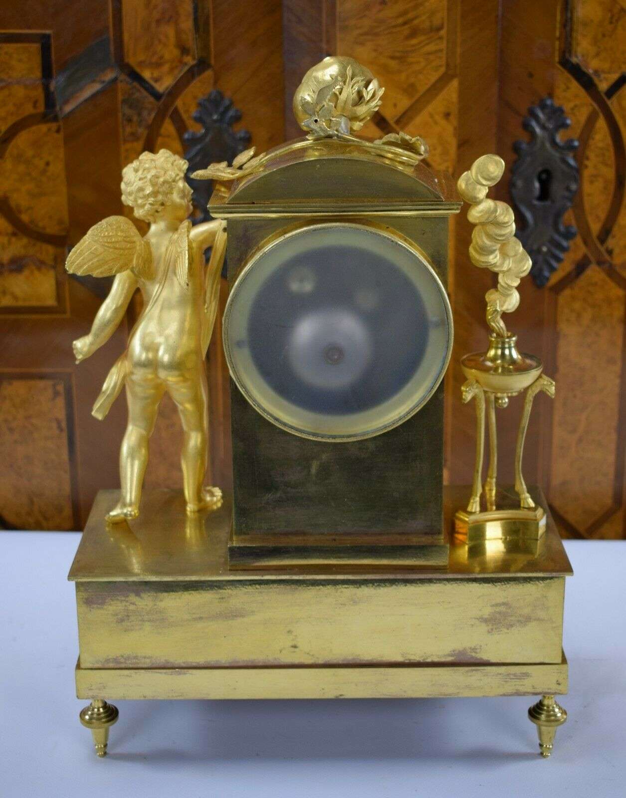 RESERVIERT ! Sehr feine feuervergoldete Empire Bronze Pendule Kaminuhr Amor Paris um 1796 – Detail
