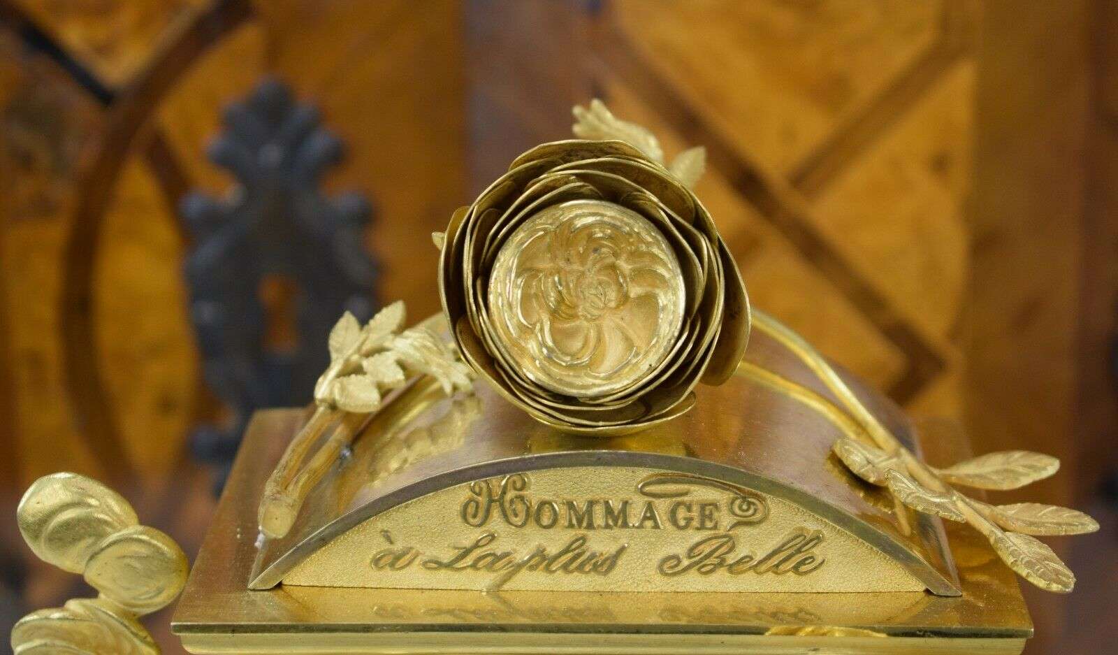 RESERVIERT ! Sehr feine feuervergoldete Empire Bronze Pendule Kaminuhr Amor Paris um 1796 – Detail