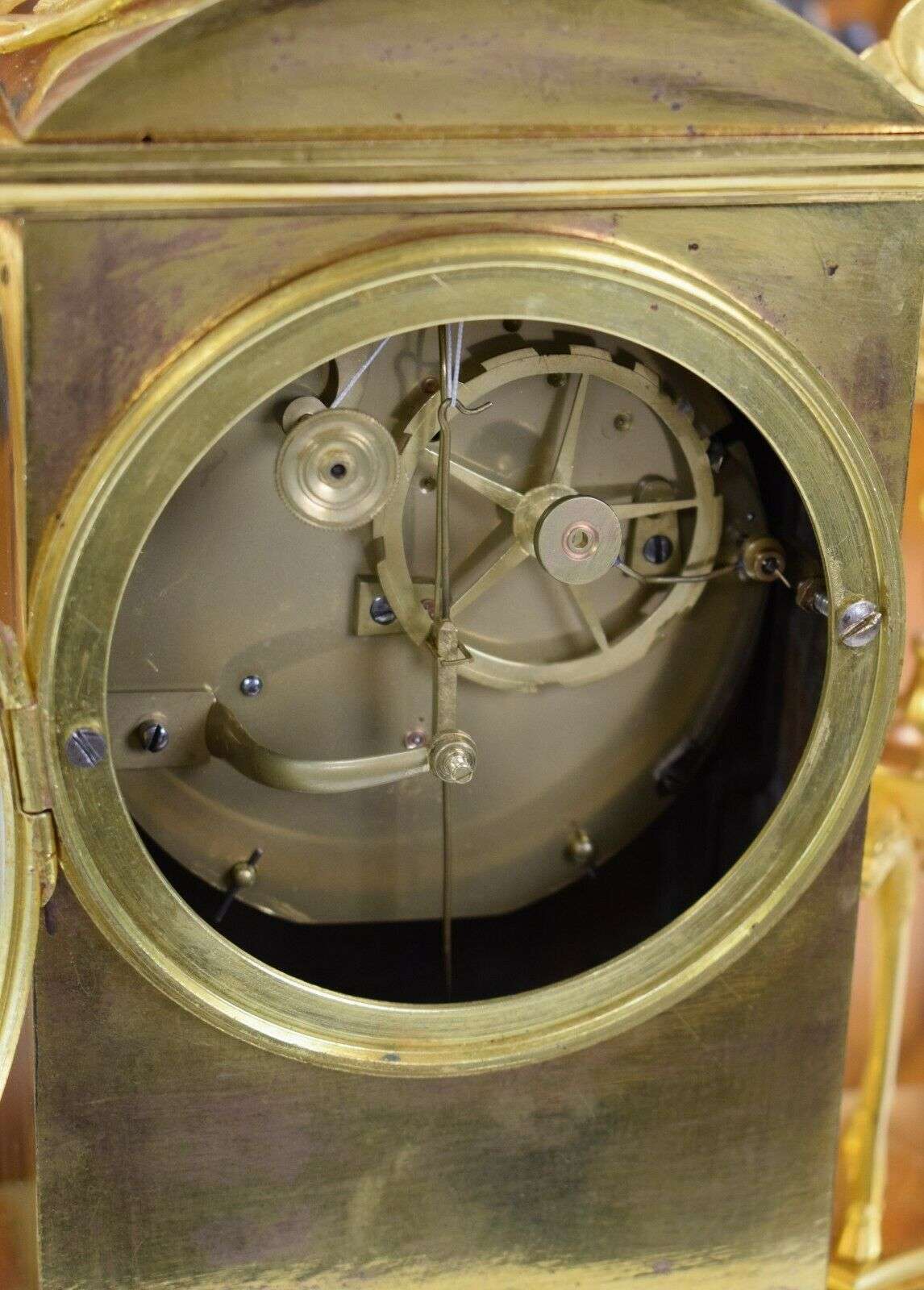 RESERVIERT ! Sehr feine feuervergoldete Empire Bronze Pendule Kaminuhr Amor Paris um 1796 – Detail