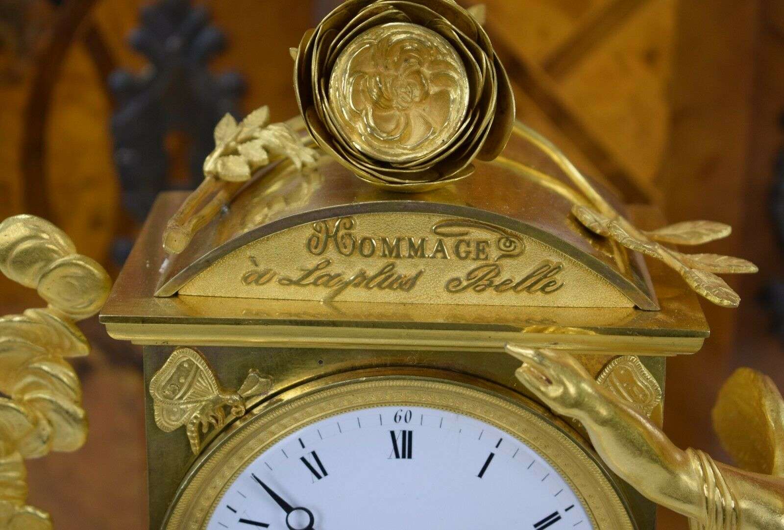 RESERVIERT ! Sehr feine feuervergoldete Empire Bronze Pendule Kaminuhr Amor Paris um 1796 – Detail
