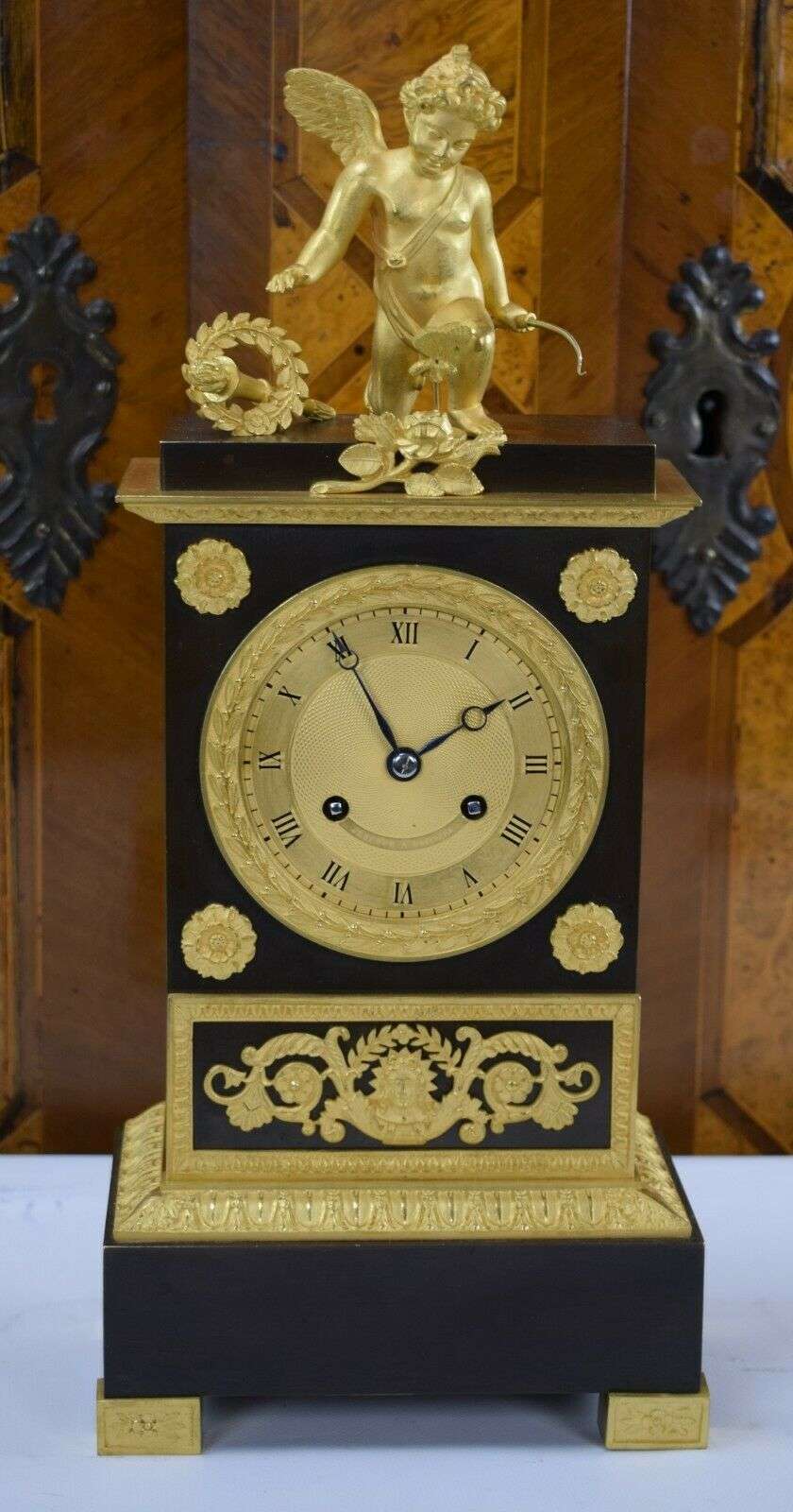 Feuervergoldete Empire Bronze Pendule Kaminuhr mit Automat, Amor um 1820 – Vorderansicht