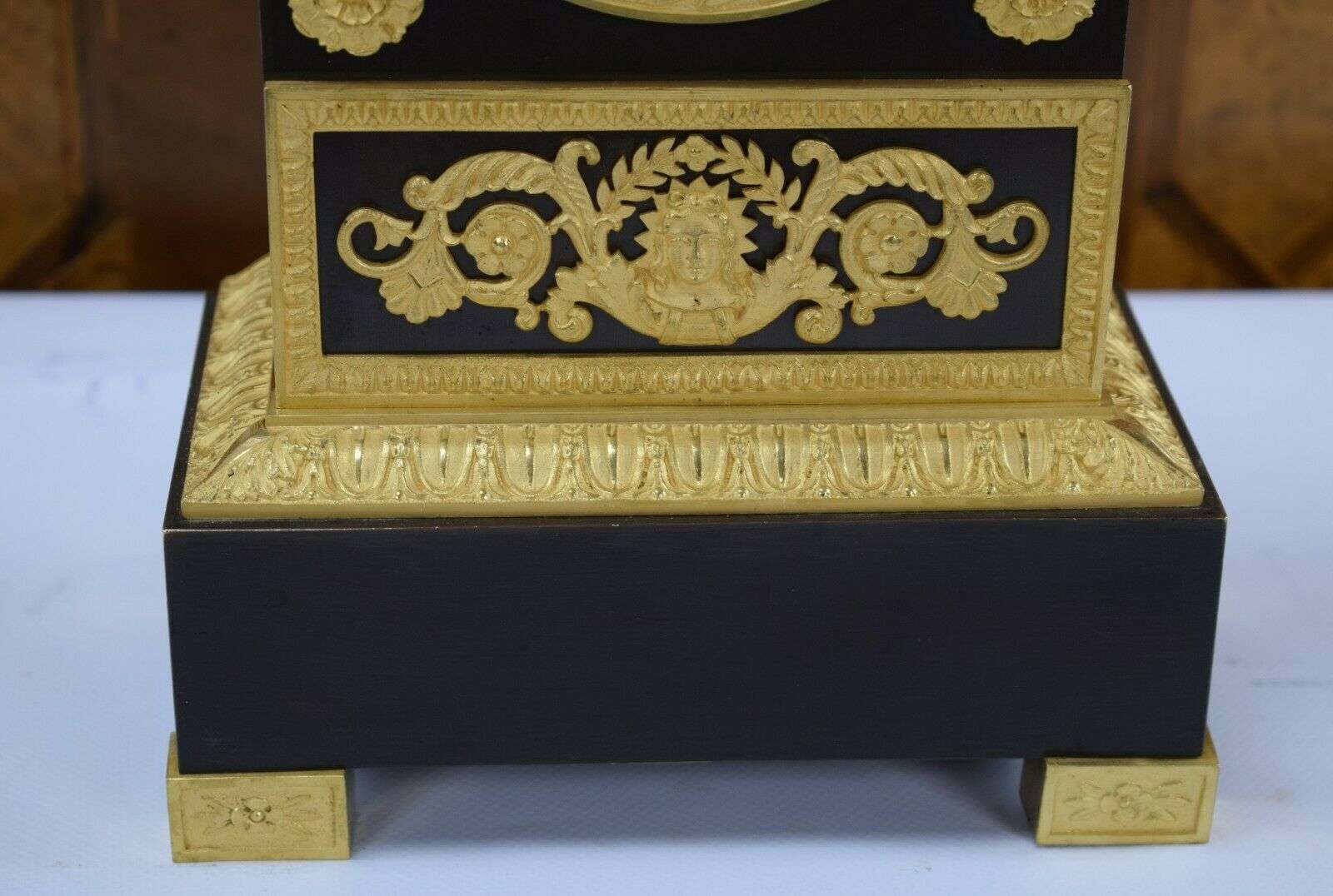 Feuervergoldete Empire Bronze Pendule Kaminuhr mit Automat, Amor um 1820 – Detail