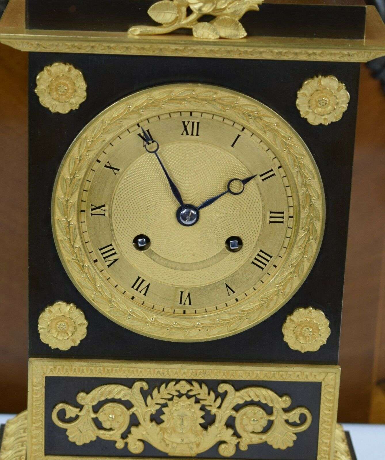 Feuervergoldete Empire Bronze Pendule Kaminuhr mit Automat, Amor um 1820 – Detail