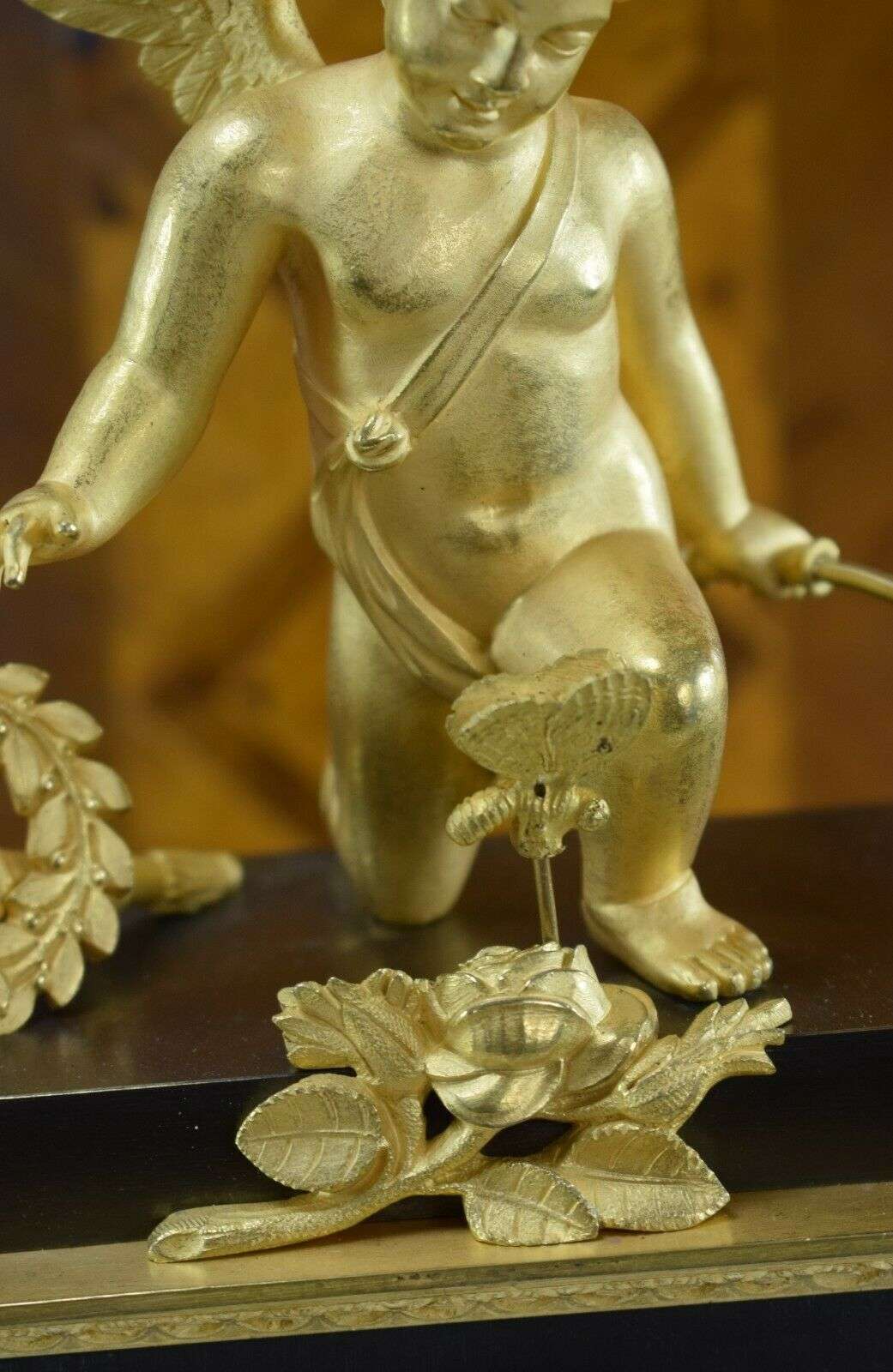 Feuervergoldete Empire Bronze Pendule Kaminuhr mit Automat, Amor um 1820 – Detail