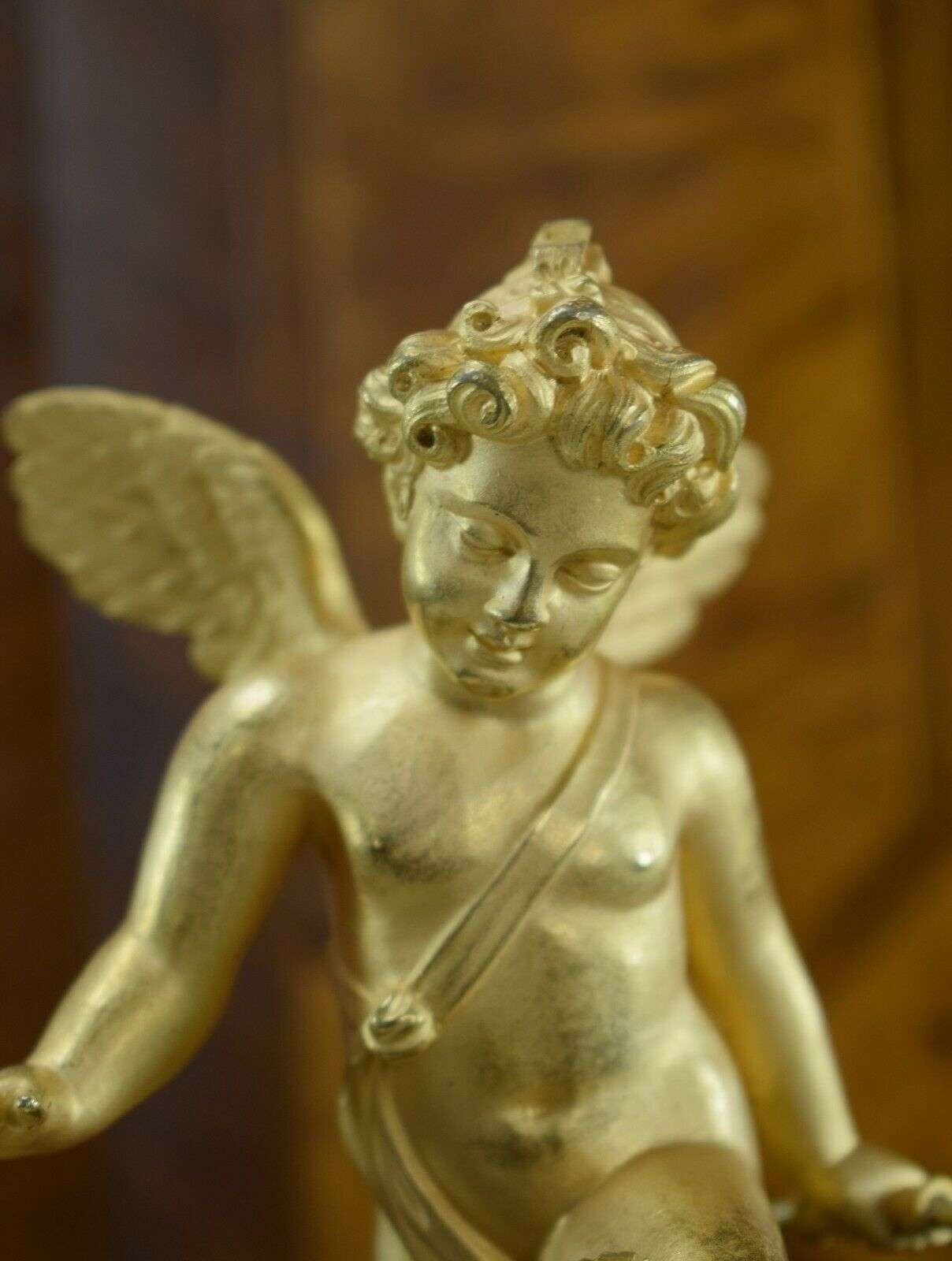 Feuervergoldete Empire Bronze Pendule Kaminuhr mit Automat, Amor um 1820 – Detail