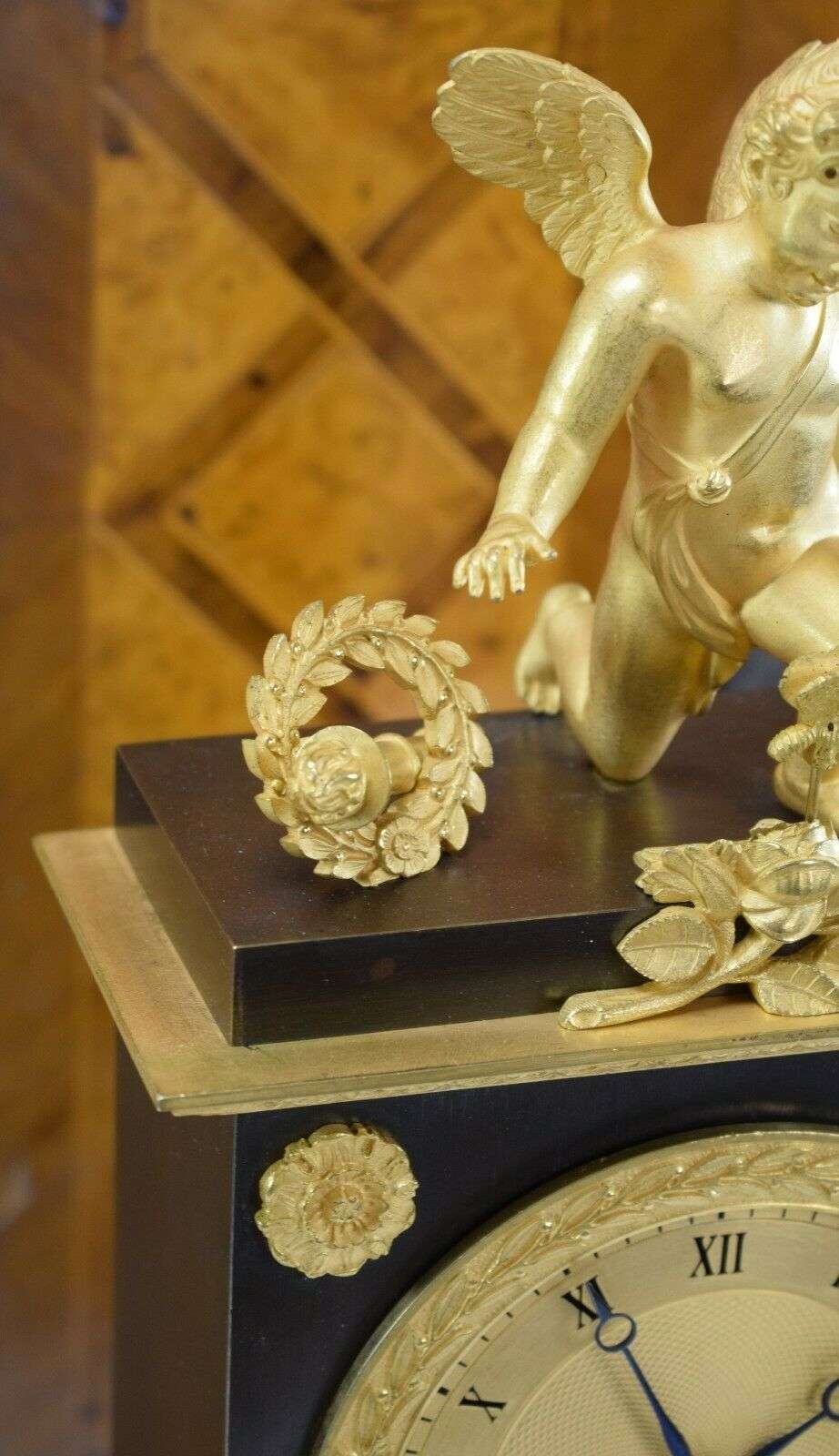 Feuervergoldete Empire Bronze Pendule Kaminuhr mit Automat, Amor um 1820 – Detail