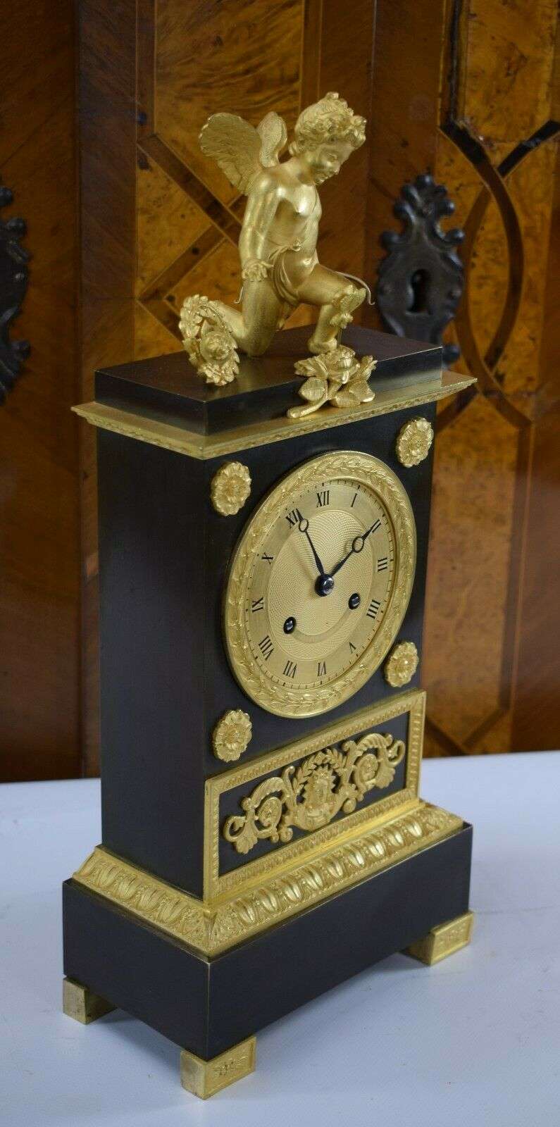 Feuervergoldete Empire Bronze Pendule Kaminuhr mit Automat, Amor um 1820 – Detail