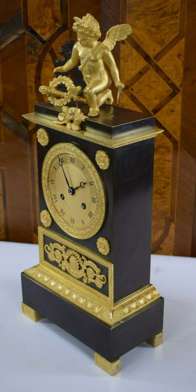 Feuervergoldete Empire Bronze Pendule Kaminuhr mit Automat, Amor um 1820 – Detail