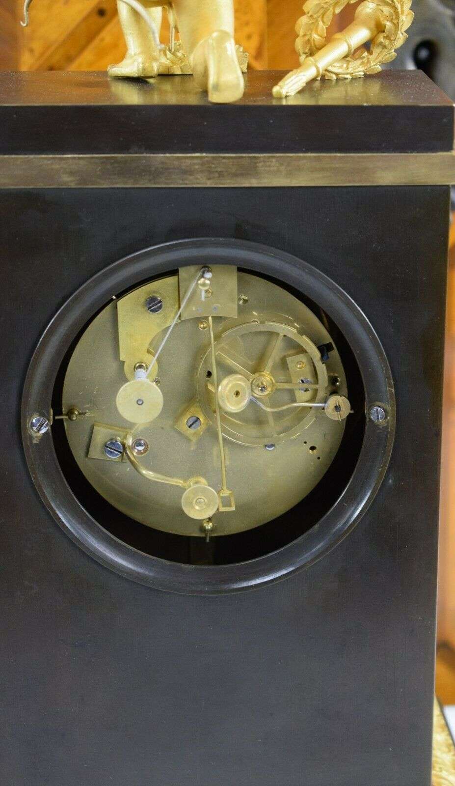 Feuervergoldete Empire Bronze Pendule Kaminuhr mit Automat, Amor um 1820 – Detail
