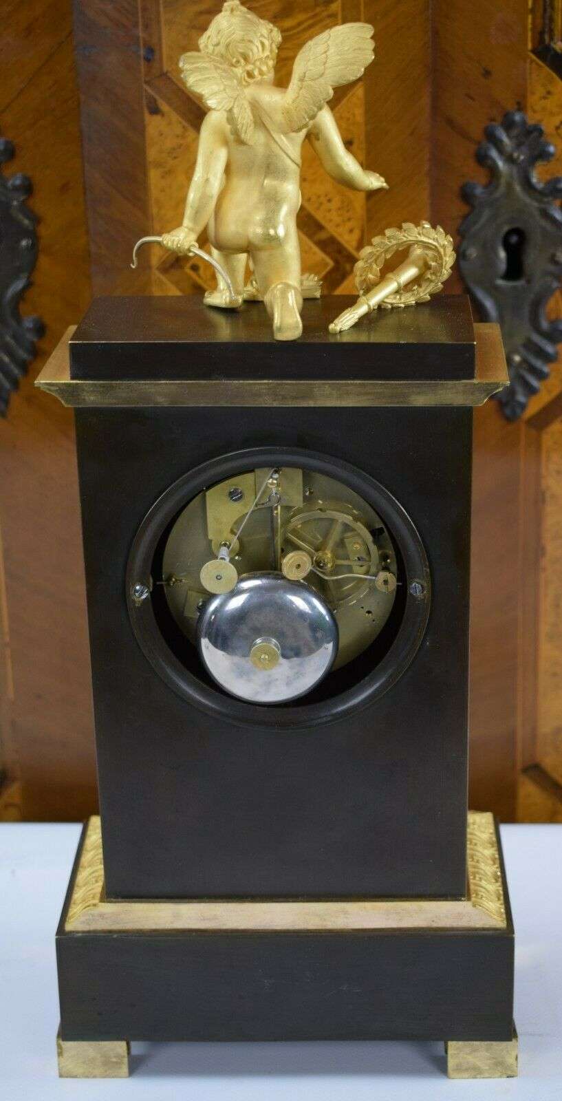 Feuervergoldete Empire Bronze Pendule Kaminuhr mit Automat, Amor um 1820 – Detail