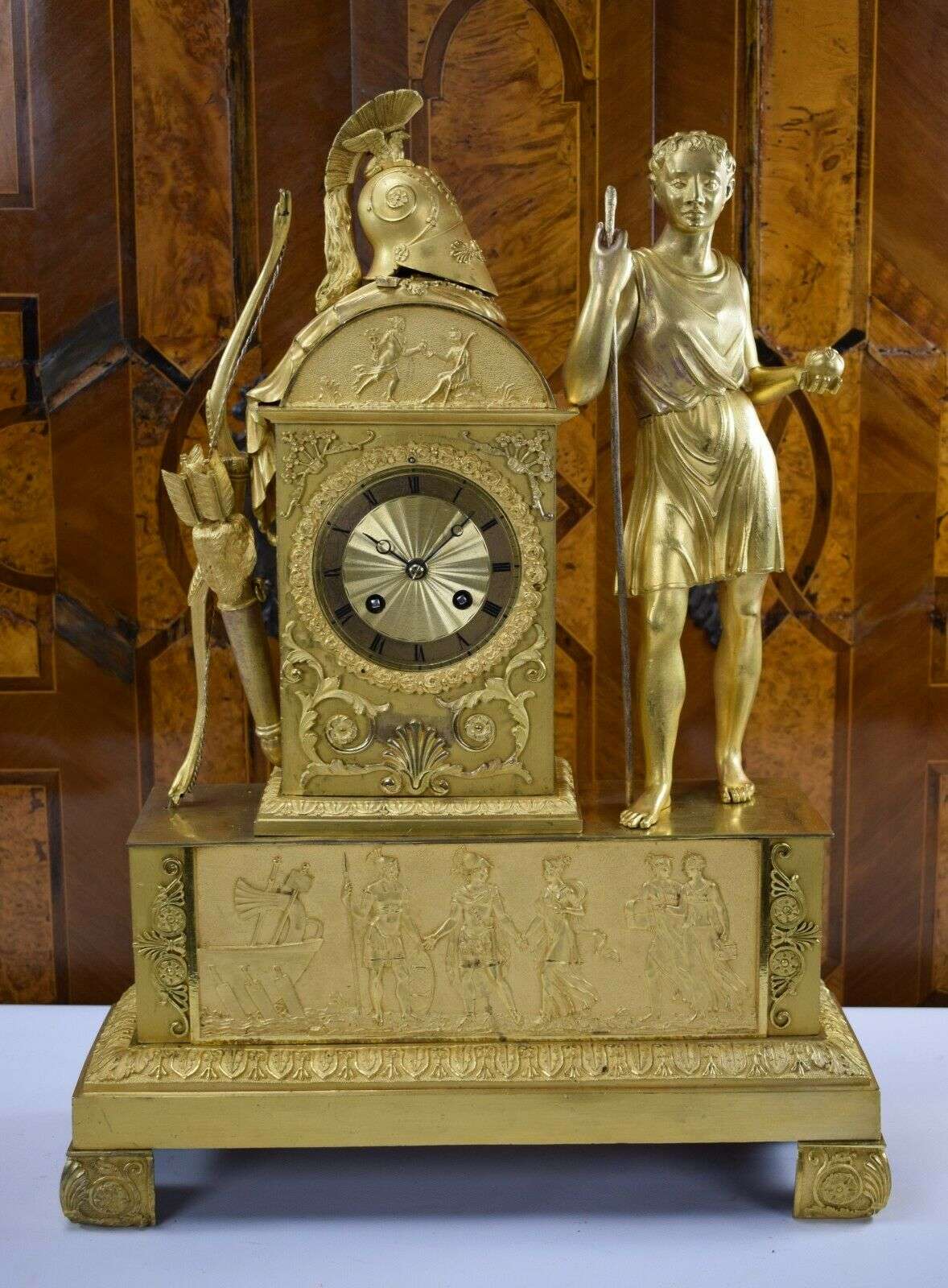 Feuervergoldete Empire Bronze Pendule Kaminuhr "Urteil des Paris" Paris um 1810 – Vorderansicht