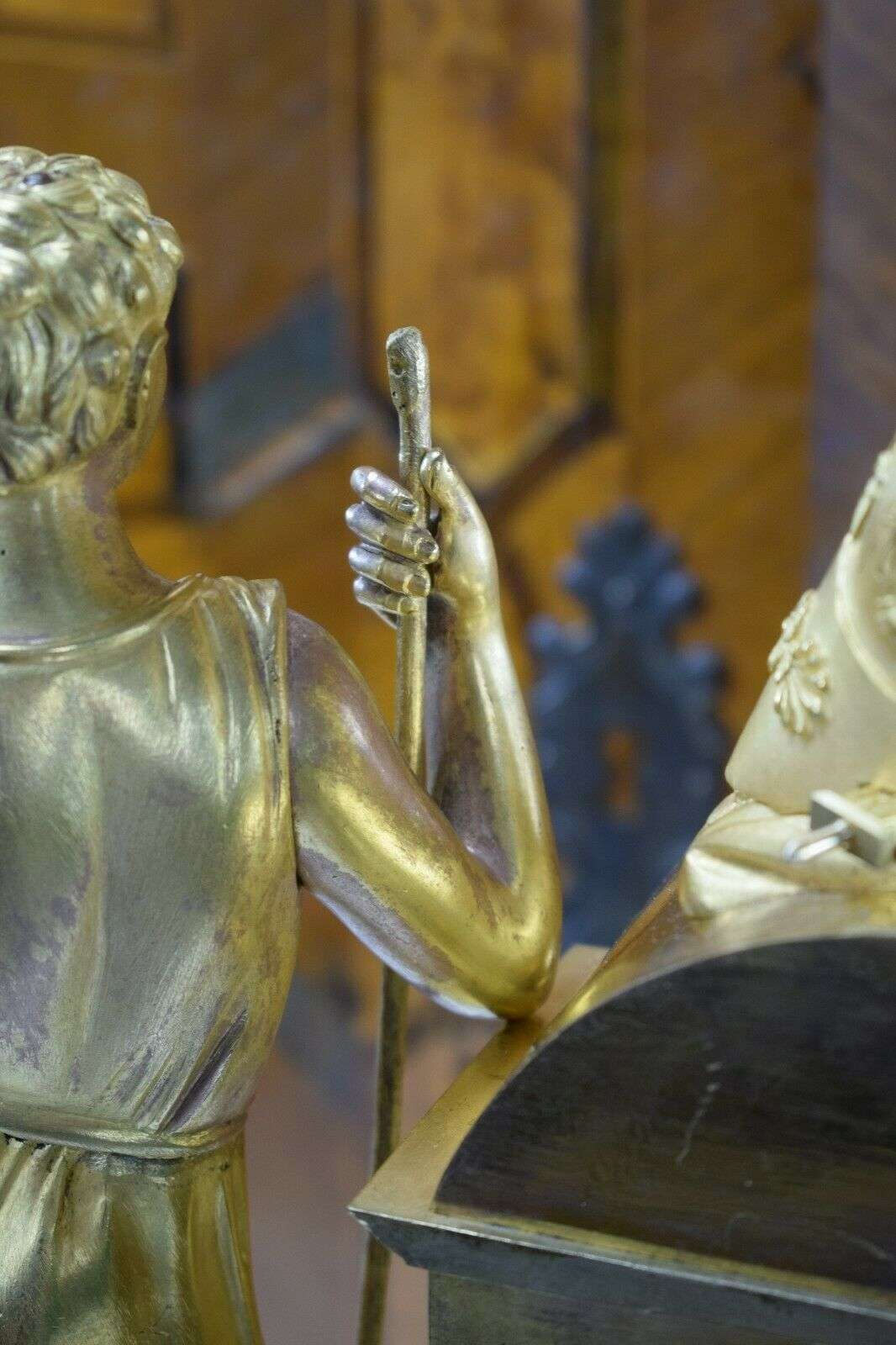 Feuervergoldete Empire Bronze Pendule Kaminuhr "Urteil des Paris" Paris um 1810 – Detail
