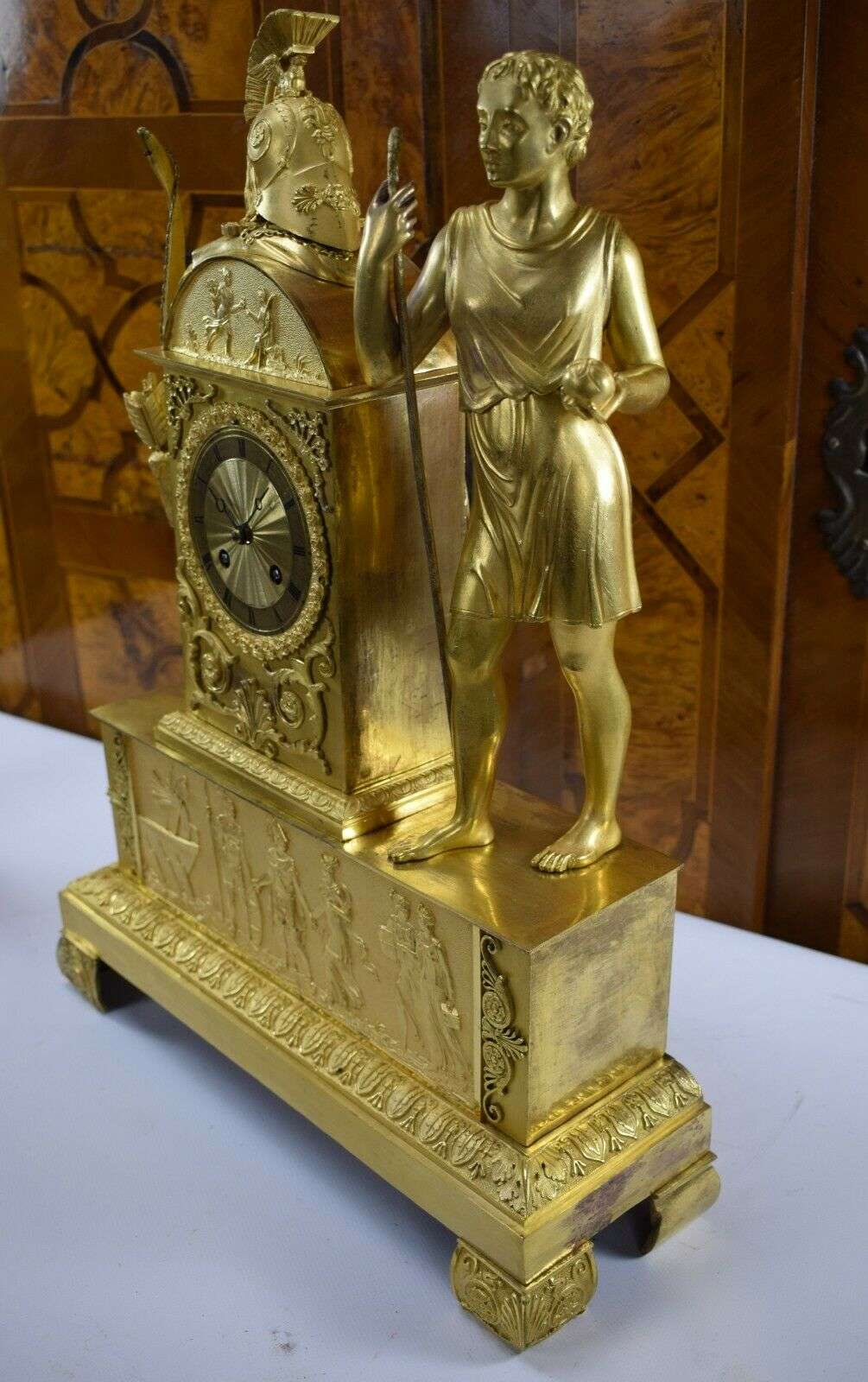 Feuervergoldete Empire Bronze Pendule Kaminuhr "Urteil des Paris" Paris um 1810 – Detail