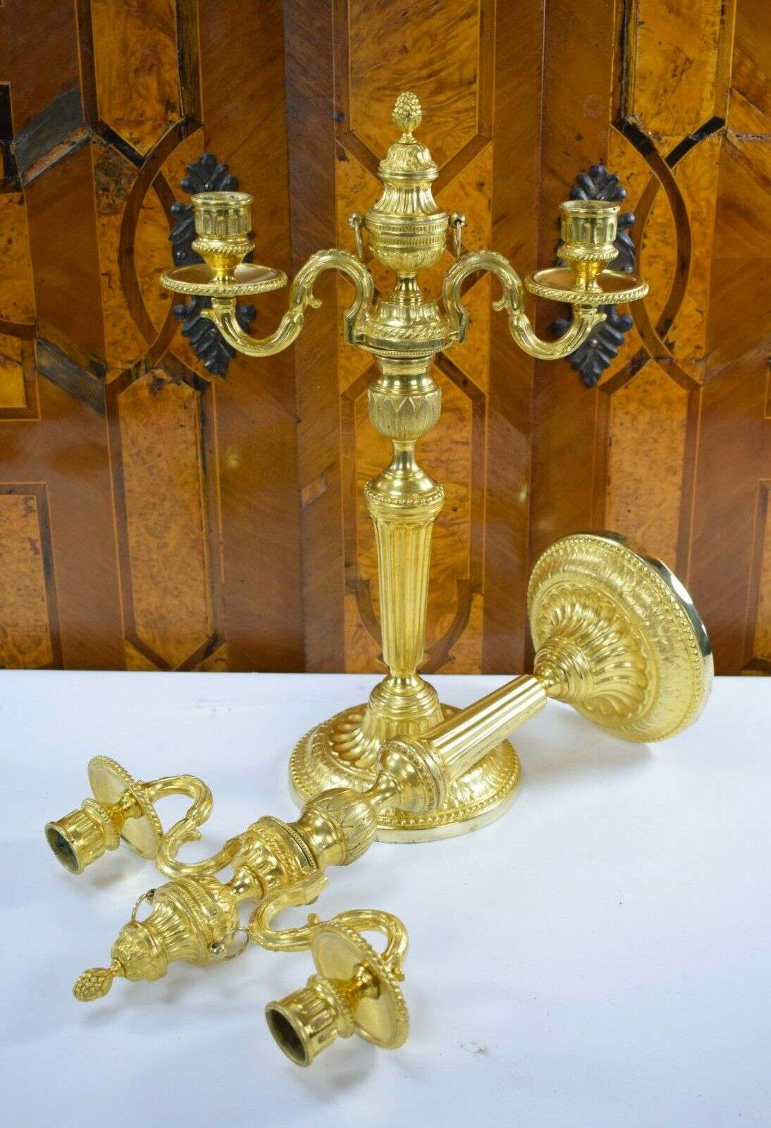 Vergoldete Louis XVI Bronze Kerzenleuchter,Beisteller Kandelaber ca. 1850 o.1780 – Vorderansicht