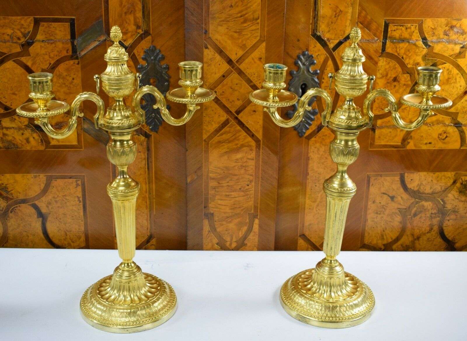 Vergoldete Louis XVI Bronze Kerzenleuchter,Beisteller Kandelaber ca. 1850 o.1780 – Detail