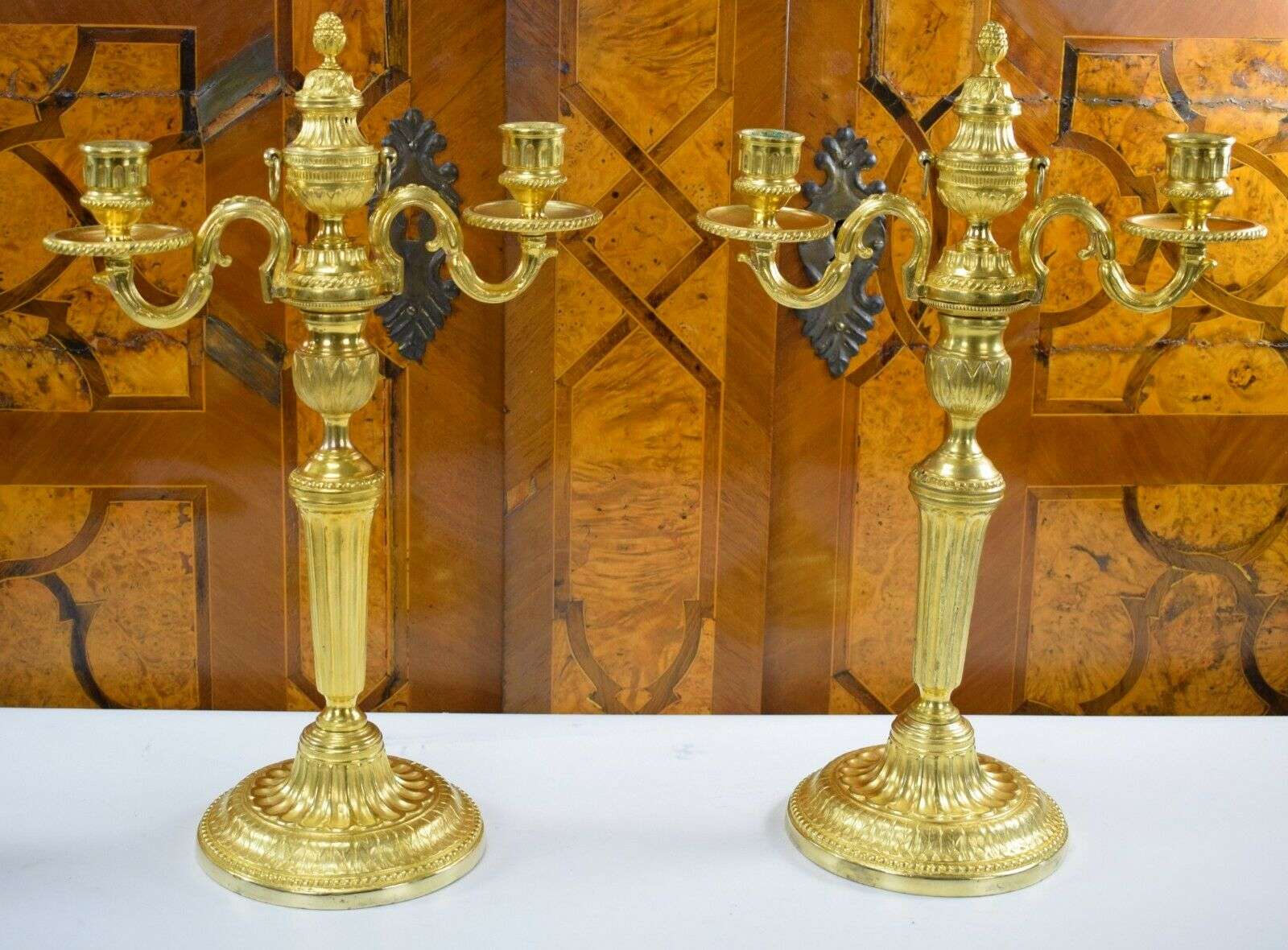 Vergoldete Louis XVI Bronze Kerzenleuchter,Beisteller Kandelaber ca. 1850 o.1780 – Detail