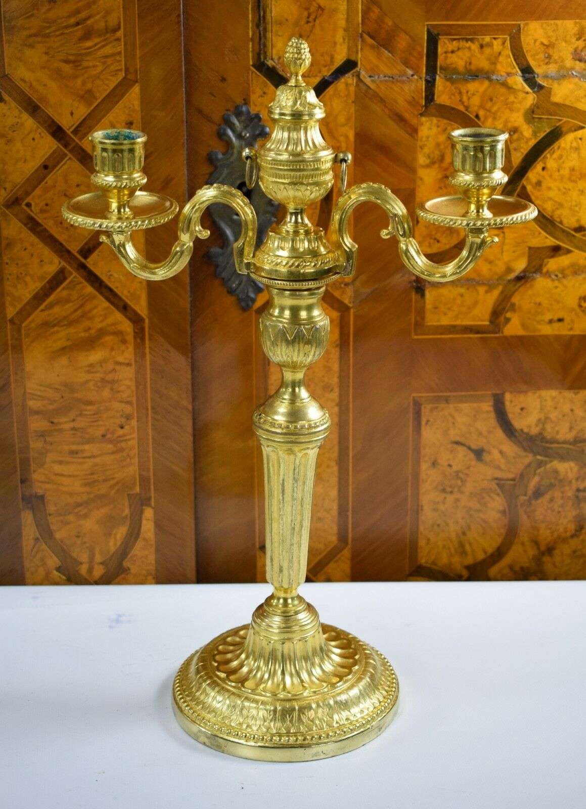 Vergoldete Louis XVI Bronze Kerzenleuchter,Beisteller Kandelaber ca. 1850 o.1780 – Detail
