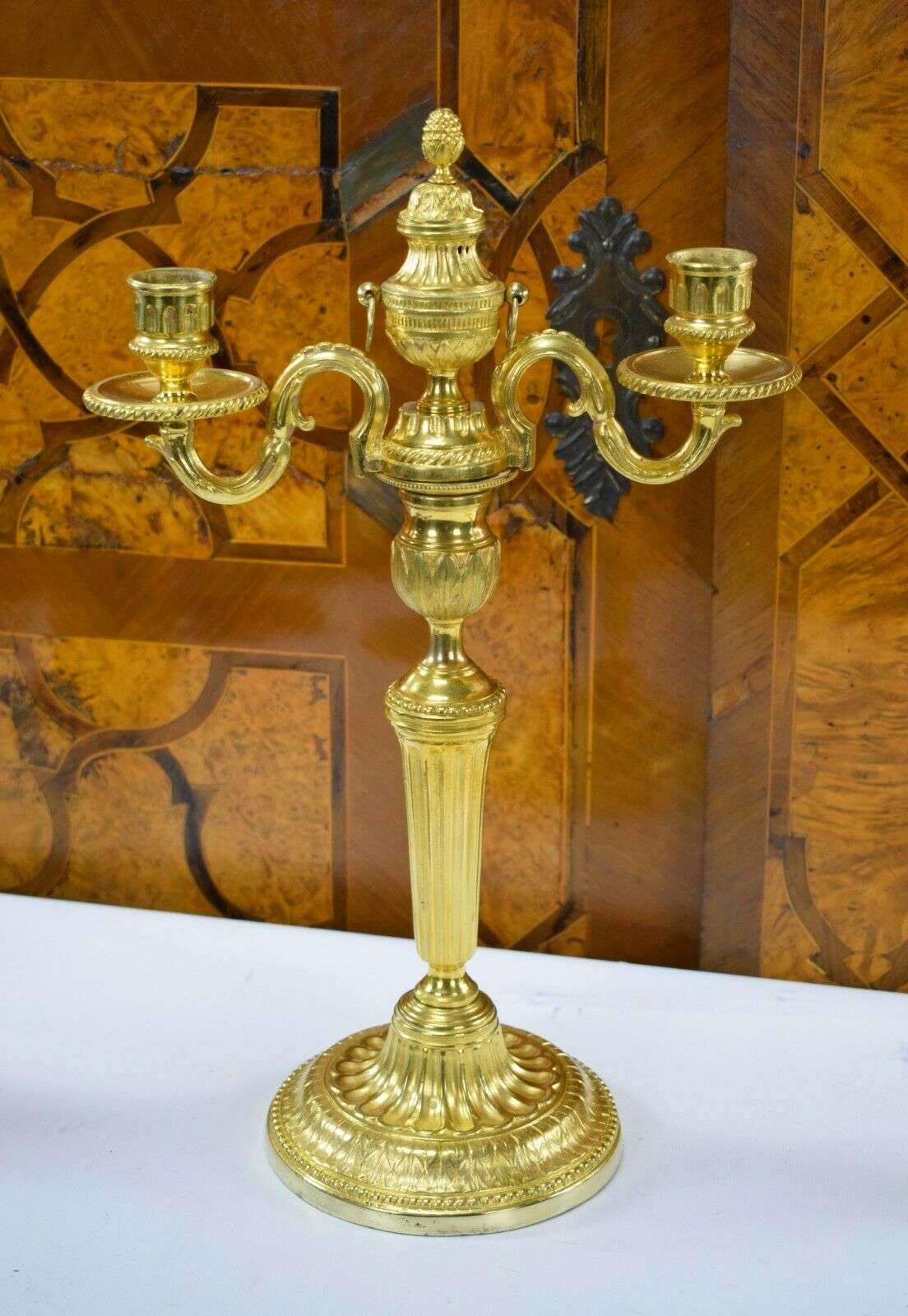 Vergoldete Louis XVI Bronze Kerzenleuchter,Beisteller Kandelaber ca. 1850 o.1780 – Detail
