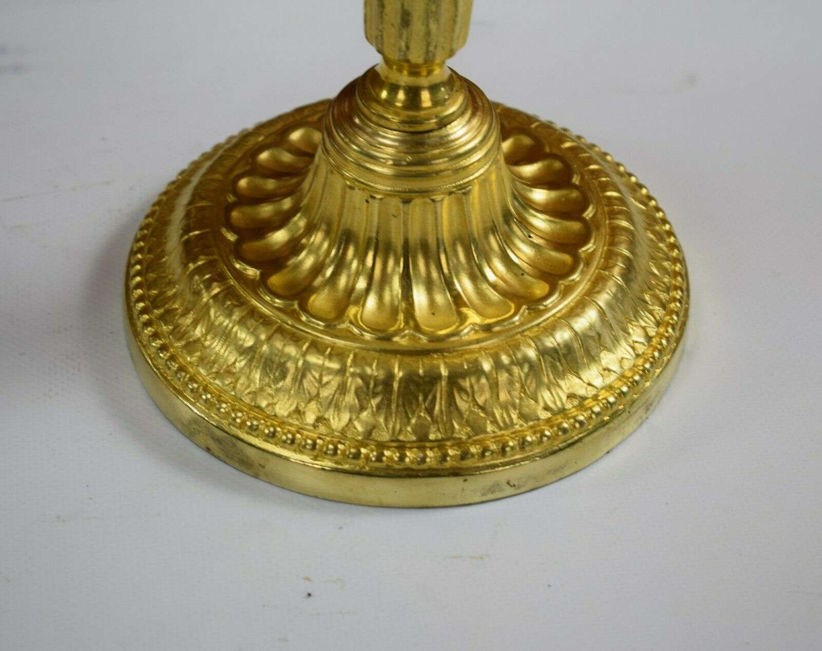 Vergoldete Louis XVI Bronze Kerzenleuchter,Beisteller Kandelaber ca. 1850 o.1780 – Detail