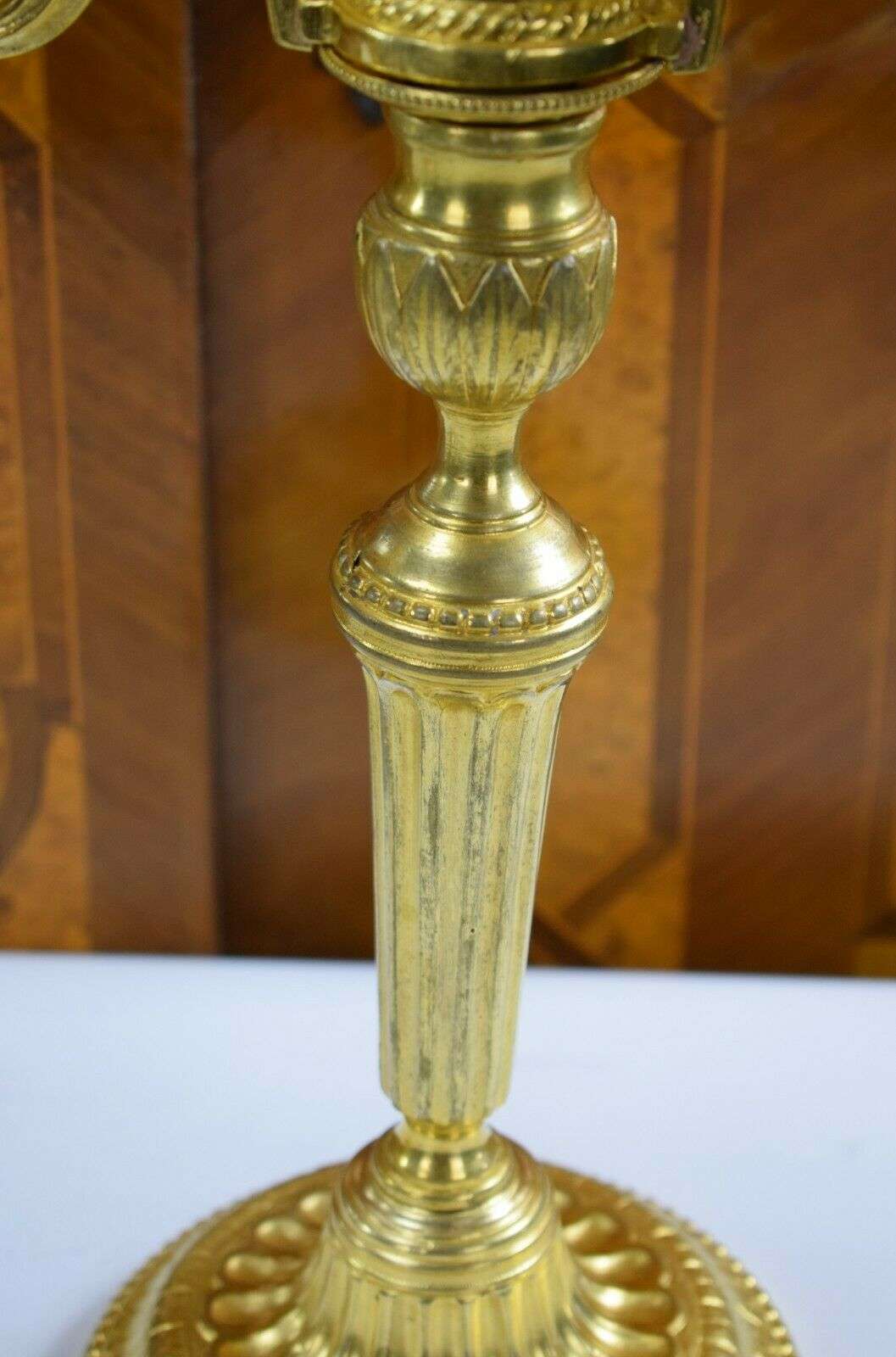 Vergoldete Louis XVI Bronze Kerzenleuchter,Beisteller Kandelaber ca. 1850 o.1780 – Detail