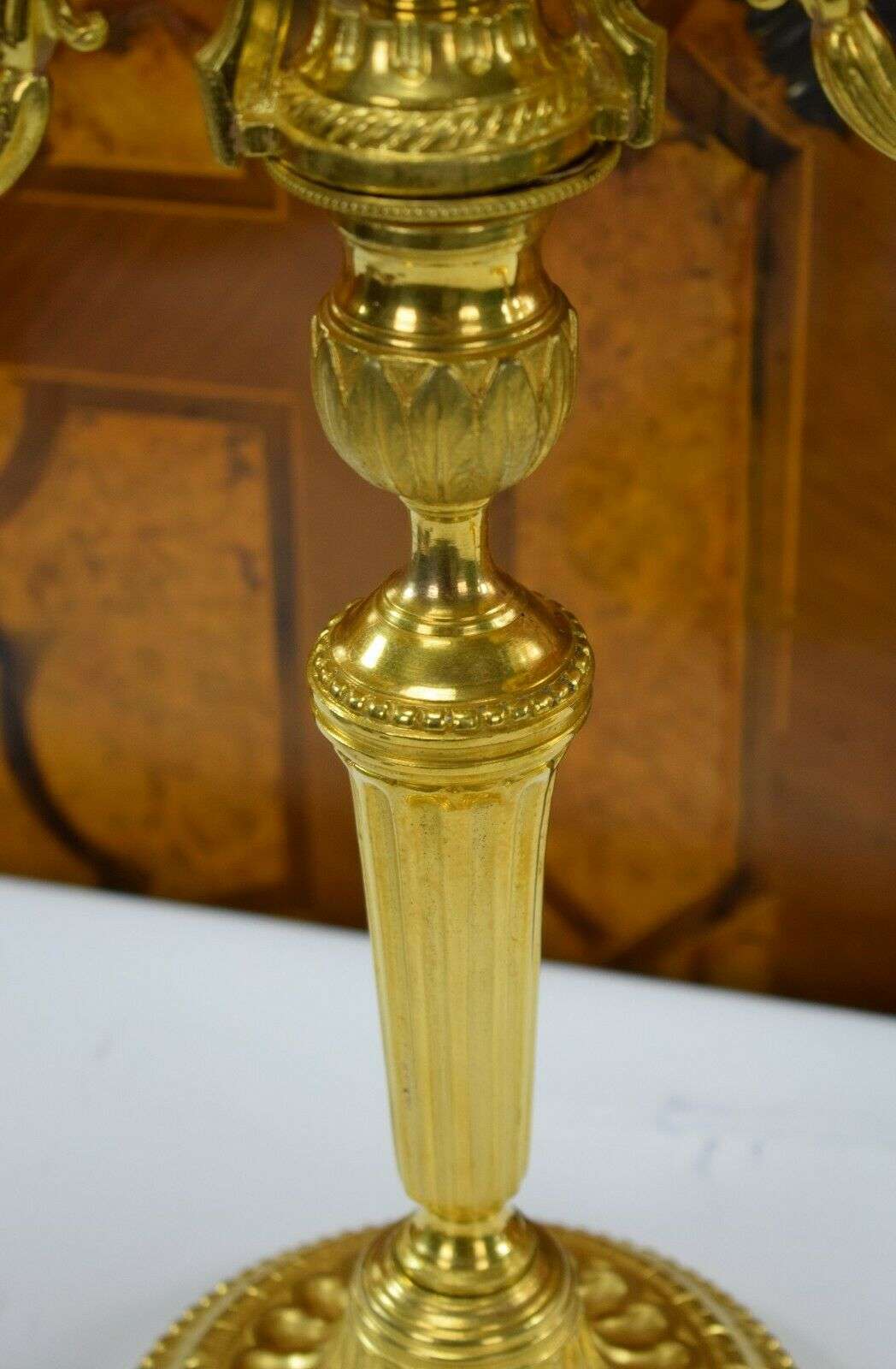 Vergoldete Louis XVI Bronze Kerzenleuchter,Beisteller Kandelaber ca. 1850 o.1780 – Detail