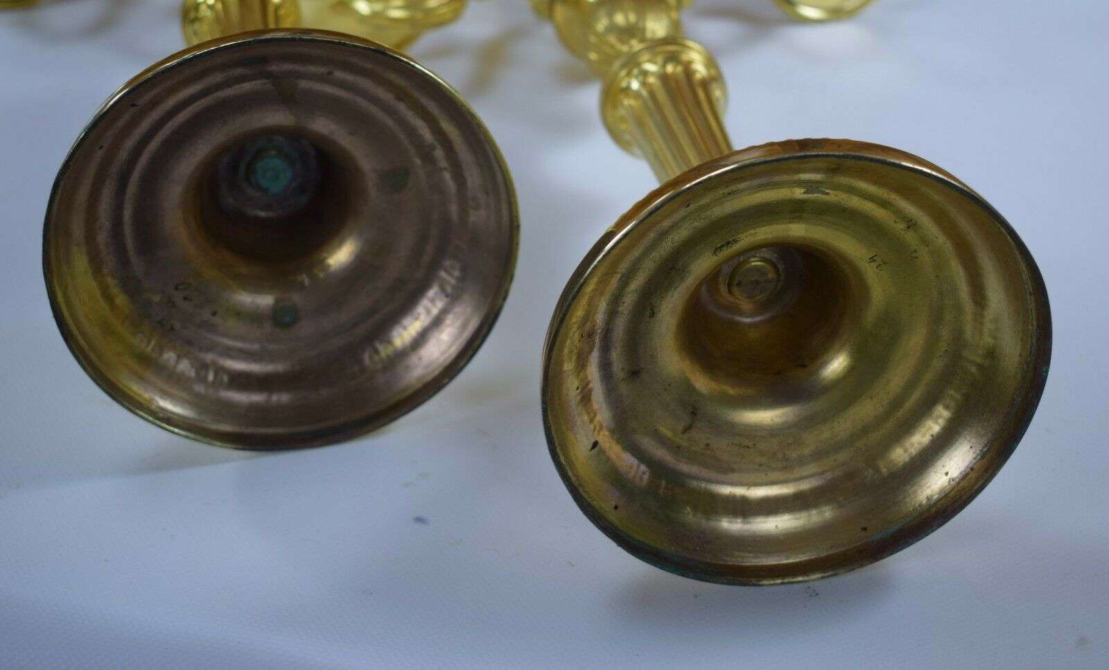 Vergoldete Louis XVI Bronze Kerzenleuchter,Beisteller Kandelaber ca. 1850 o.1780 – Detail