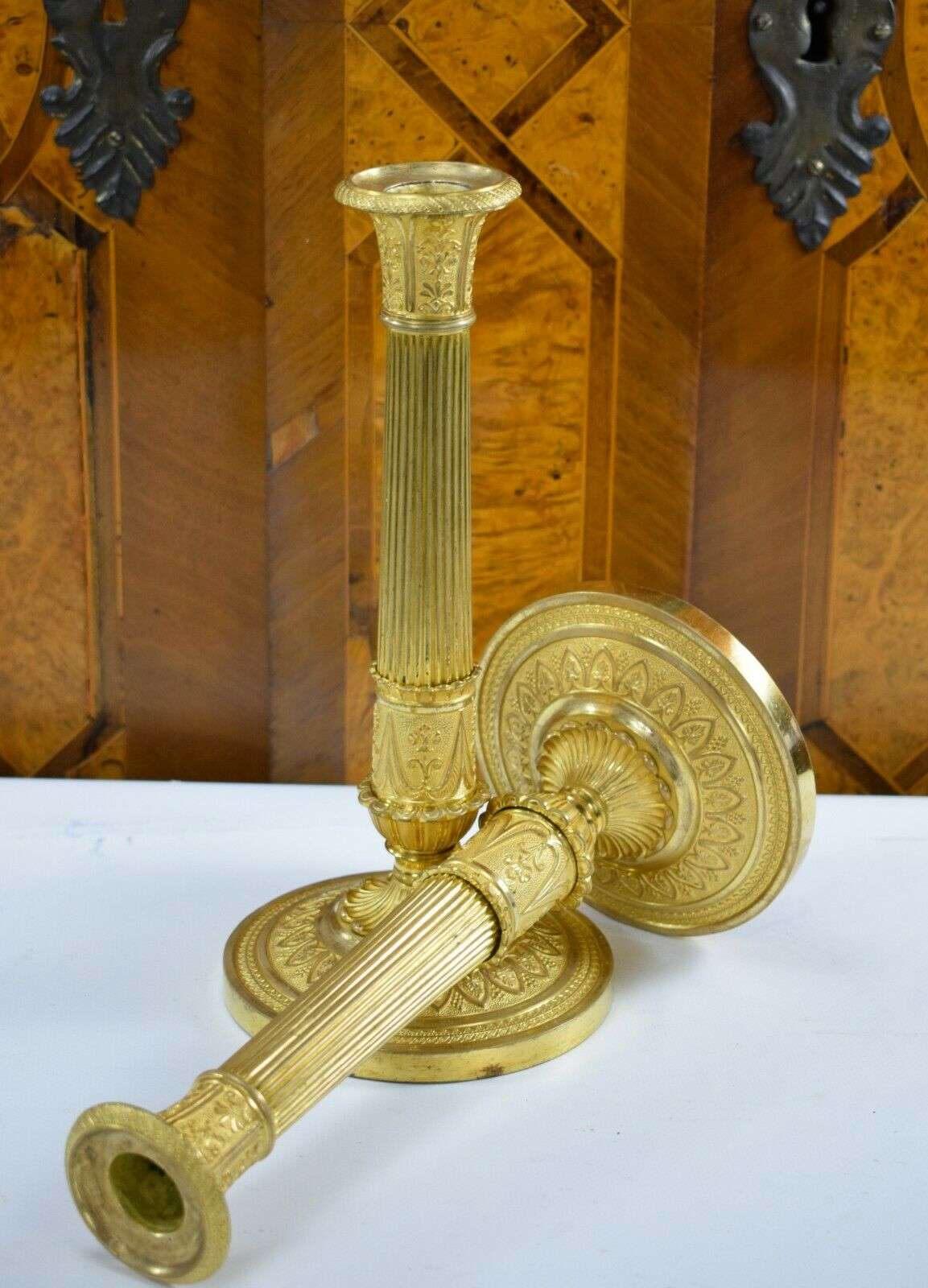 Feuervergoldete Empire Bronze Kerzenleuchter Beisteller Kandelaber ca. 1815/20 – Vorderansicht
