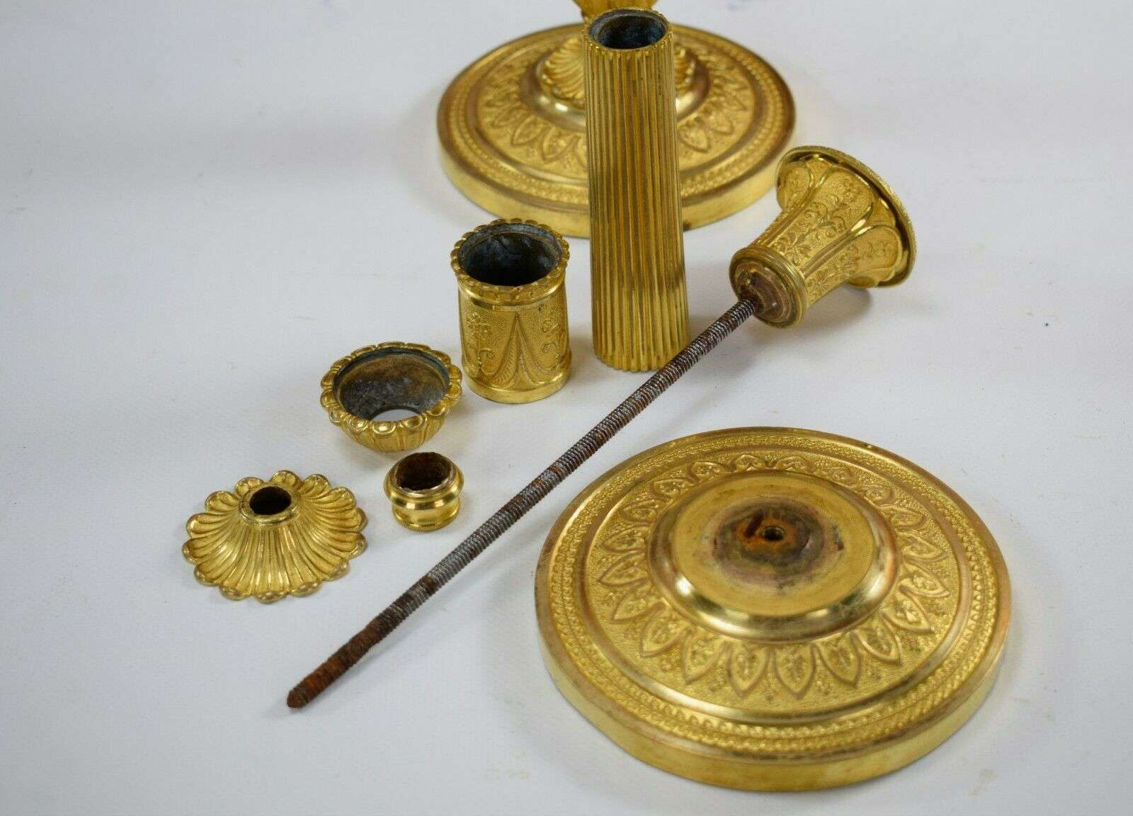 Feuervergoldete Empire Bronze Kerzenleuchter Beisteller Kandelaber ca. 1815/20 – Detail