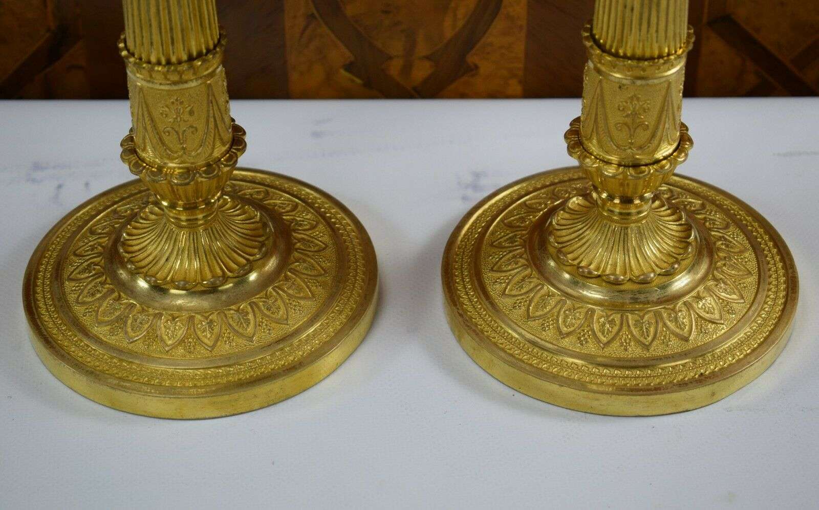 Feuervergoldete Empire Bronze Kerzenleuchter Beisteller Kandelaber ca. 1815/20 – Detail