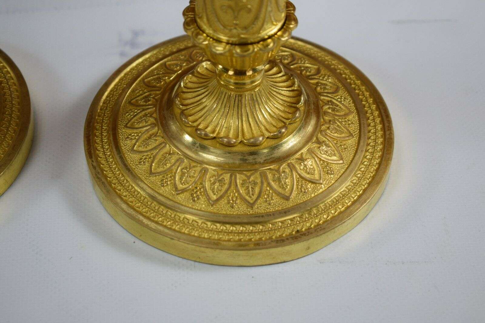 Feuervergoldete Empire Bronze Kerzenleuchter Beisteller Kandelaber ca. 1815/20 – Detail