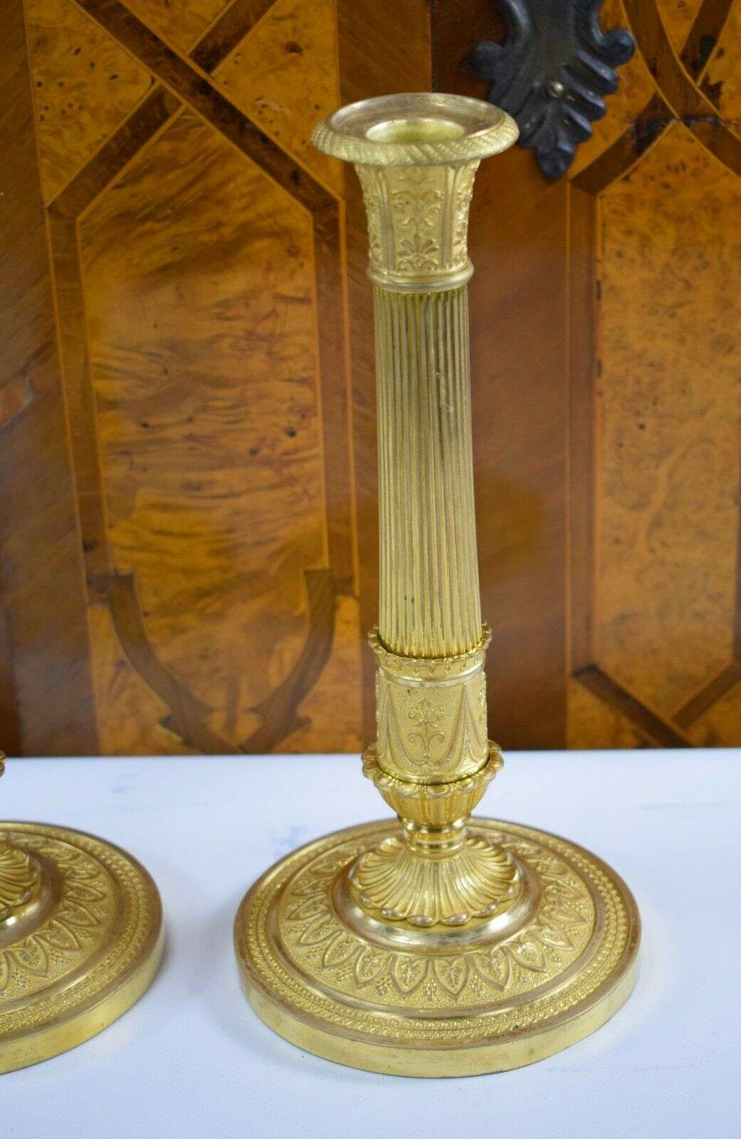 Feuervergoldete Empire Bronze Kerzenleuchter Beisteller Kandelaber ca. 1815/20 – Detail