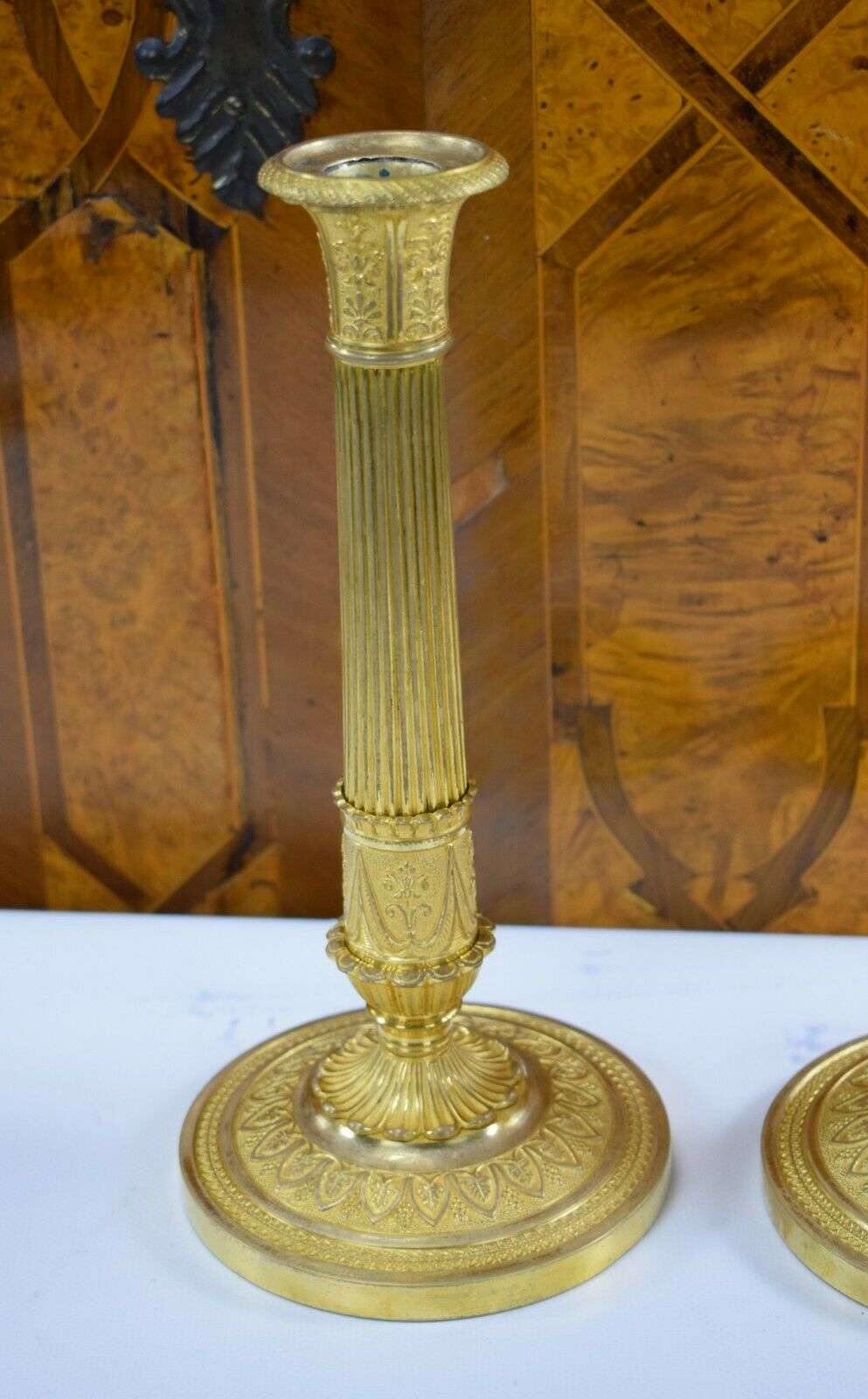 Feuervergoldete Empire Bronze Kerzenleuchter Beisteller Kandelaber ca. 1815/20 – Detail