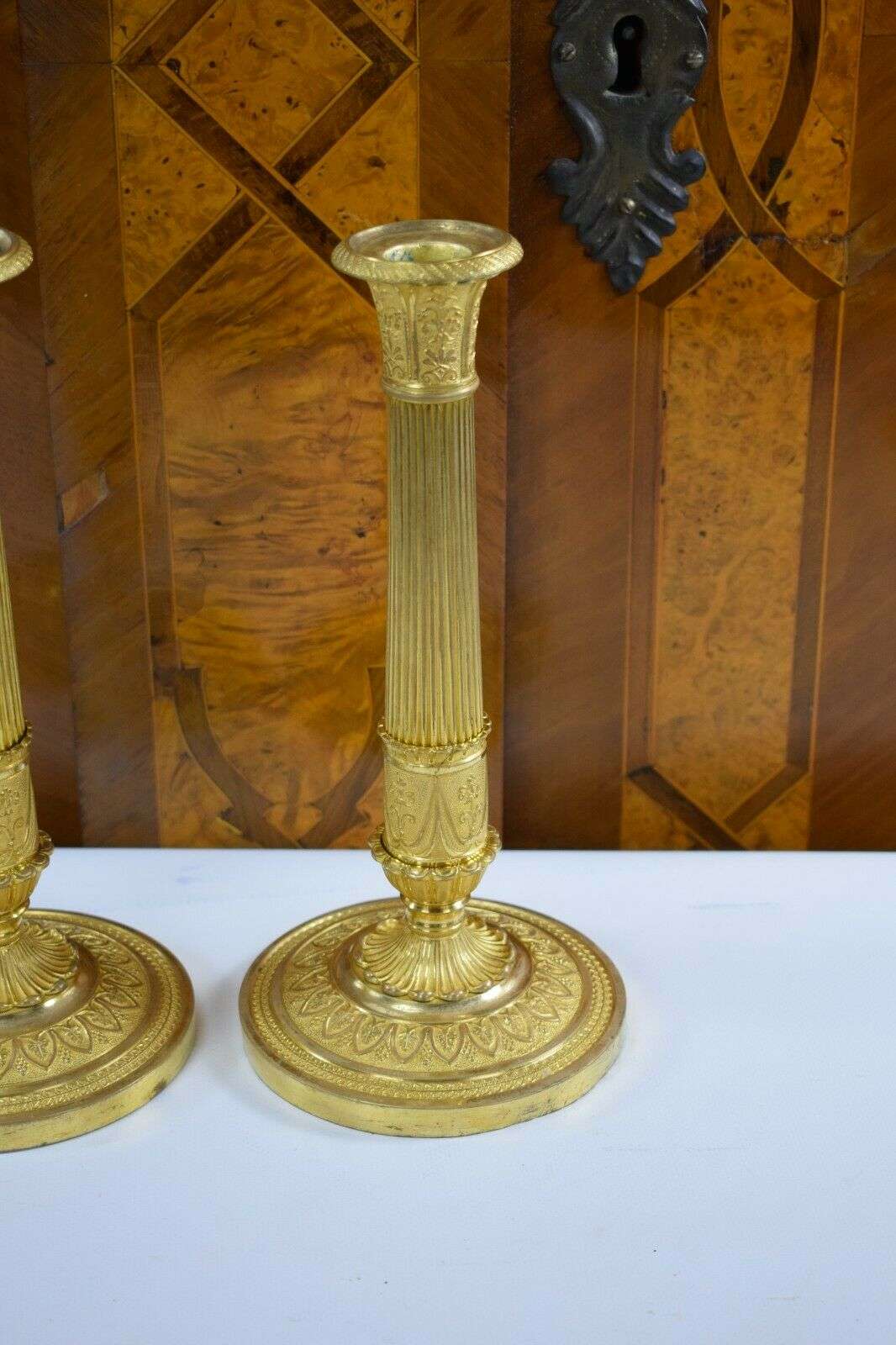 Feuervergoldete Empire Bronze Kerzenleuchter Beisteller Kandelaber ca. 1815/20 – Detail
