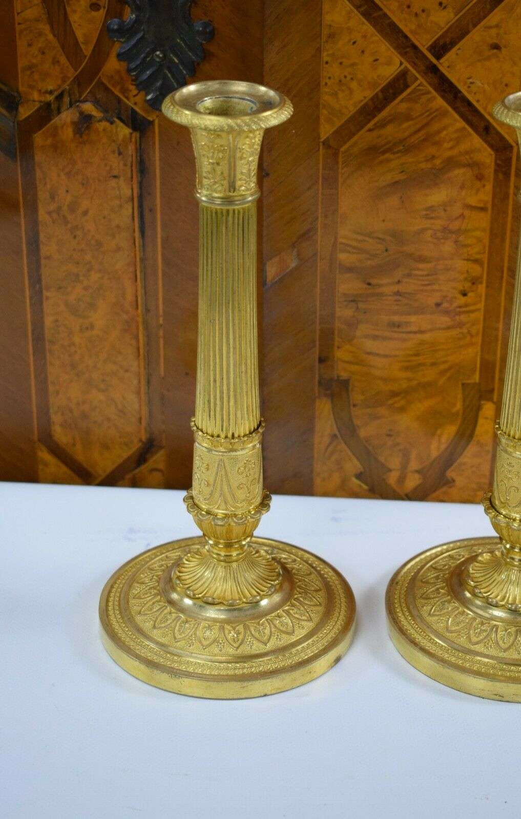 Feuervergoldete Empire Bronze Kerzenleuchter Beisteller Kandelaber ca. 1815/20 – Detail