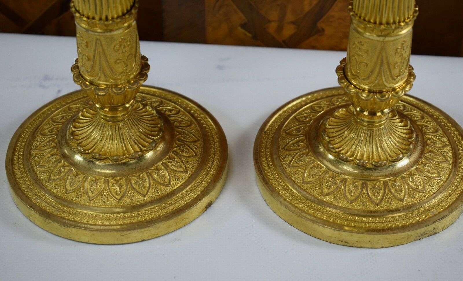 Feuervergoldete Empire Bronze Kerzenleuchter Beisteller Kandelaber ca. 1815/20 – Detail