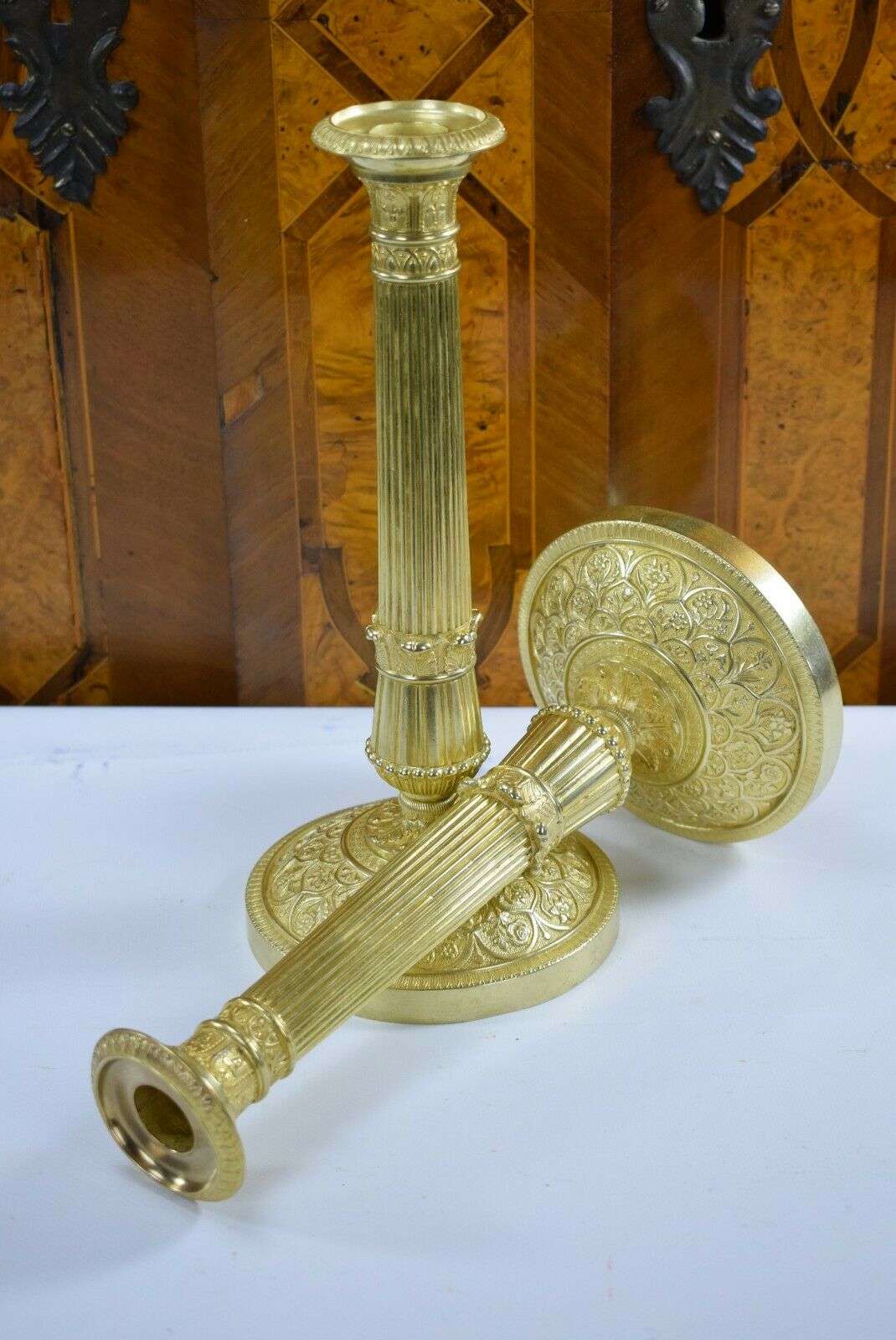 Vergoldete Empire Bronze Kerzenleuchter, Beisteller Kandelaber ca. 1850 – Vorderansicht