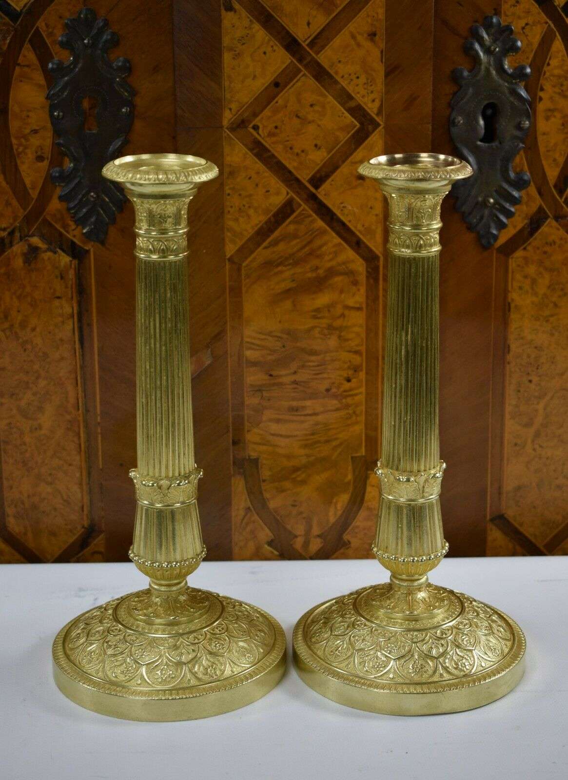 Vergoldete Empire Bronze Kerzenleuchter, Beisteller Kandelaber ca. 1850 – Detail