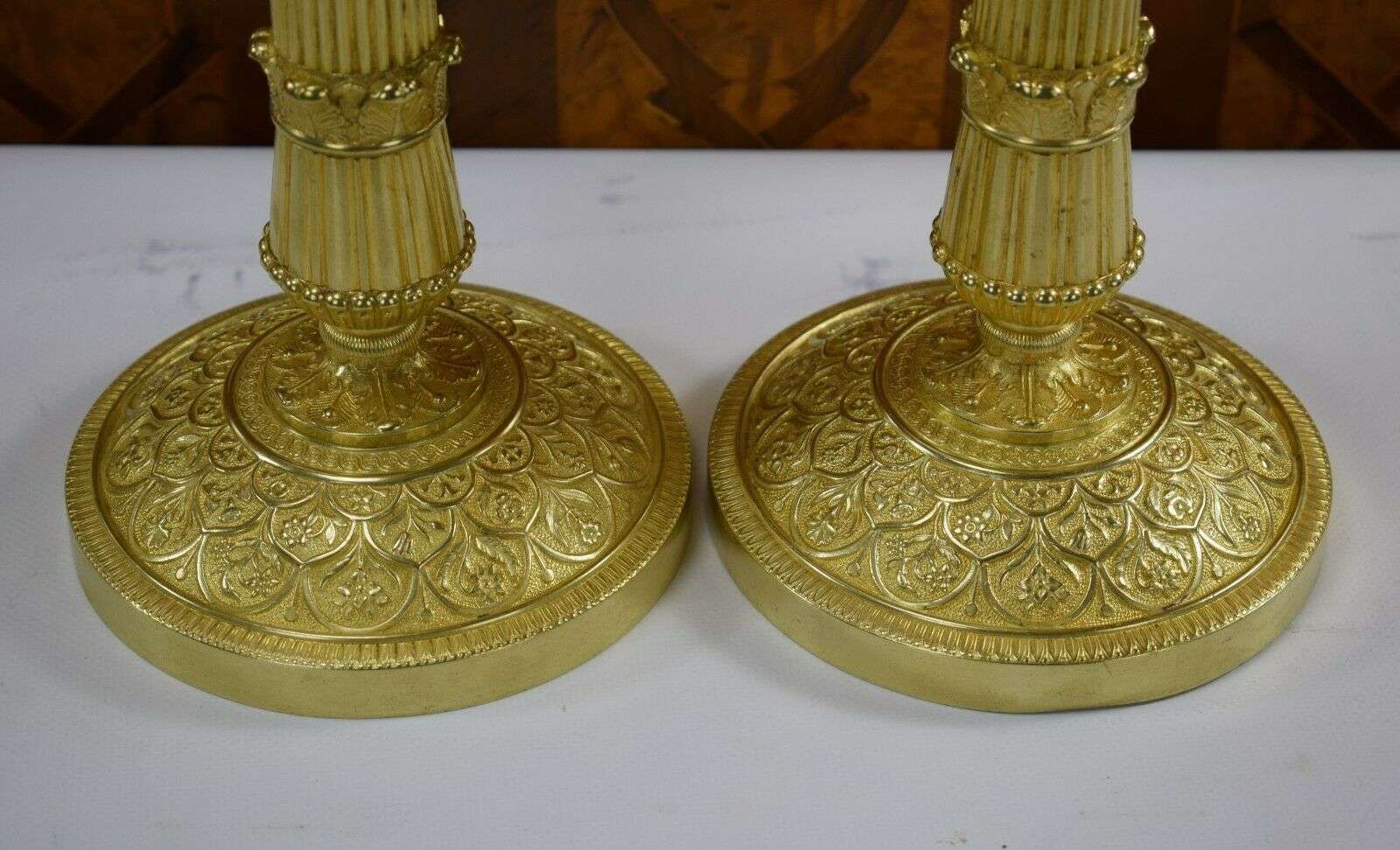 Vergoldete Empire Bronze Kerzenleuchter, Beisteller Kandelaber ca. 1850 – Detail